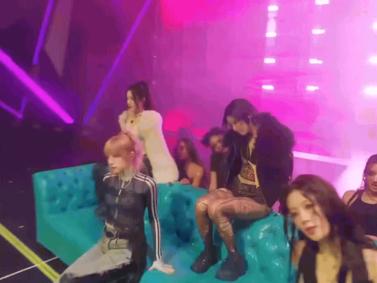 Ca sĩ tầm trung cố tình mặc hở, không thấy quyến rũ chỗ nào chỉ thấy phản cảm- Ảnh 1. Ca sĩ tầm trung cố tình mặc hở, không thấy quyến rũ chỗ nào chỉ thấy phản cảm- Ảnh 1.