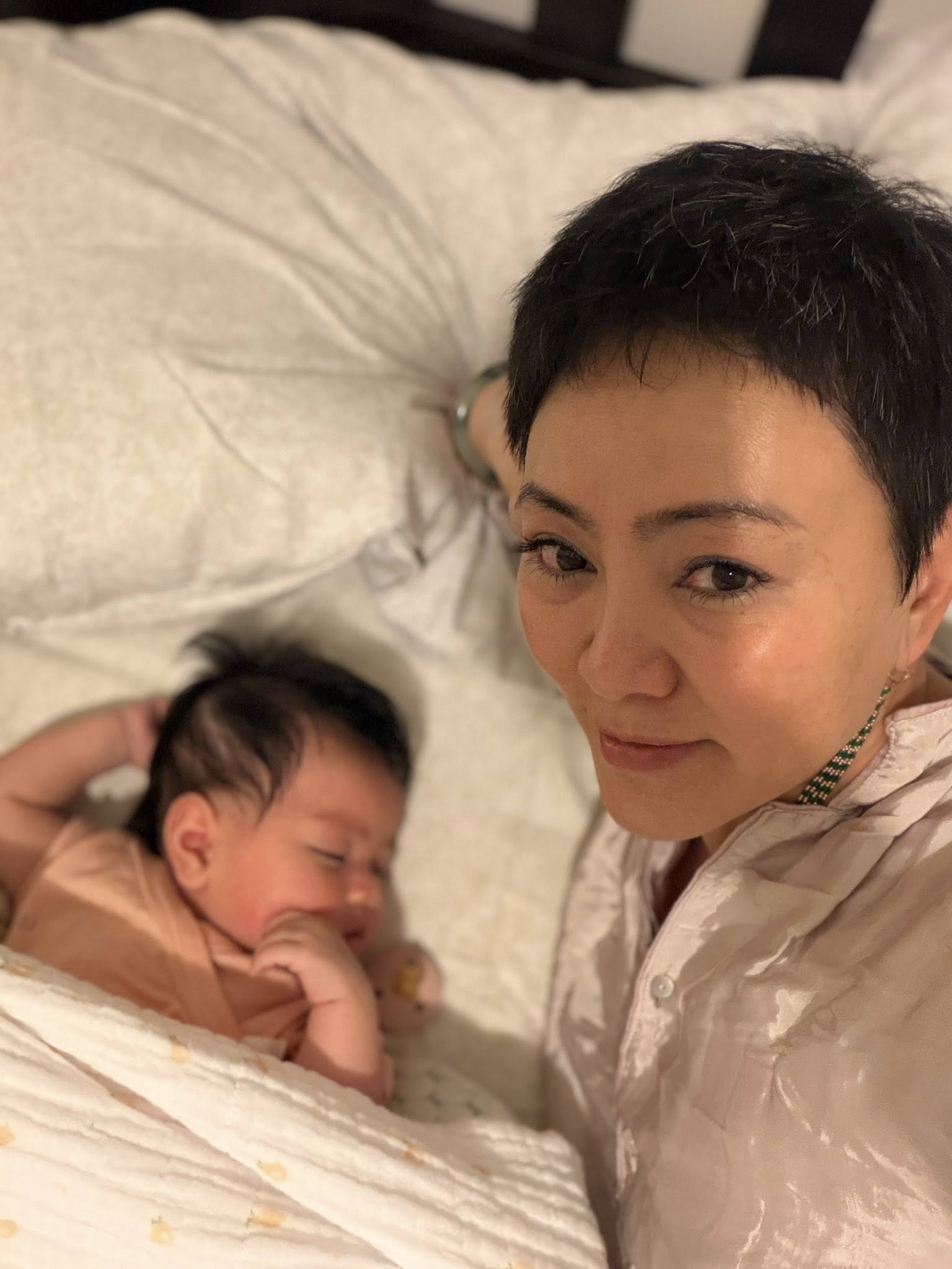 Vừa là "bà ngoại hot nhất MXH”, vừa là "hotmom" tuổi ngoài 50, cô Văn Thùy Dương hé lộ câu chuyện thú vị của cặp song sinh Cơm - Canh- Ảnh 1.