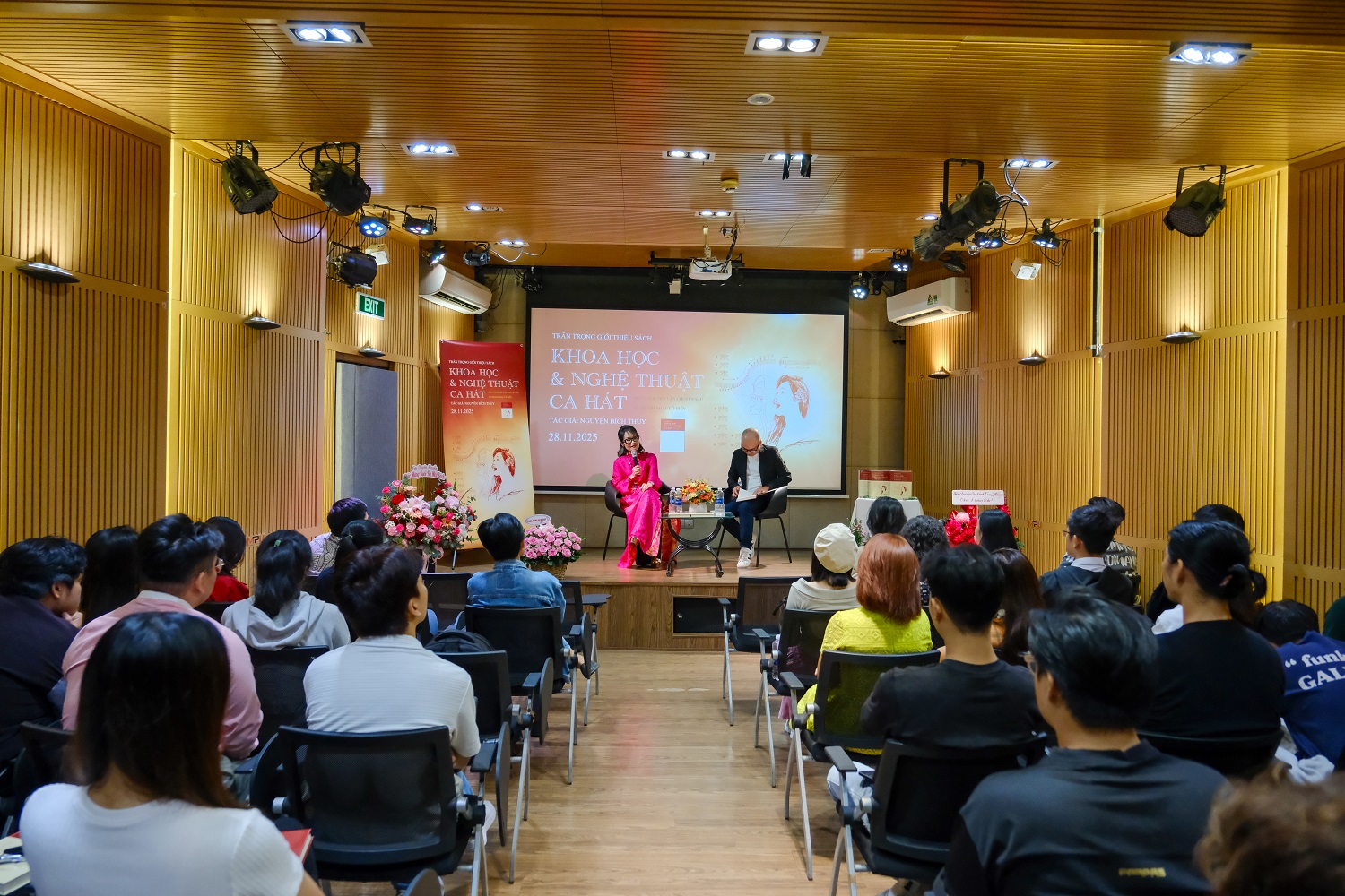 Soprano Nguyễn Bích Thủy về Việt Nam ra mắt sách: Phải đánh đổi hạnh phúc gia đình vì đam mê ca hát- Ảnh 1.