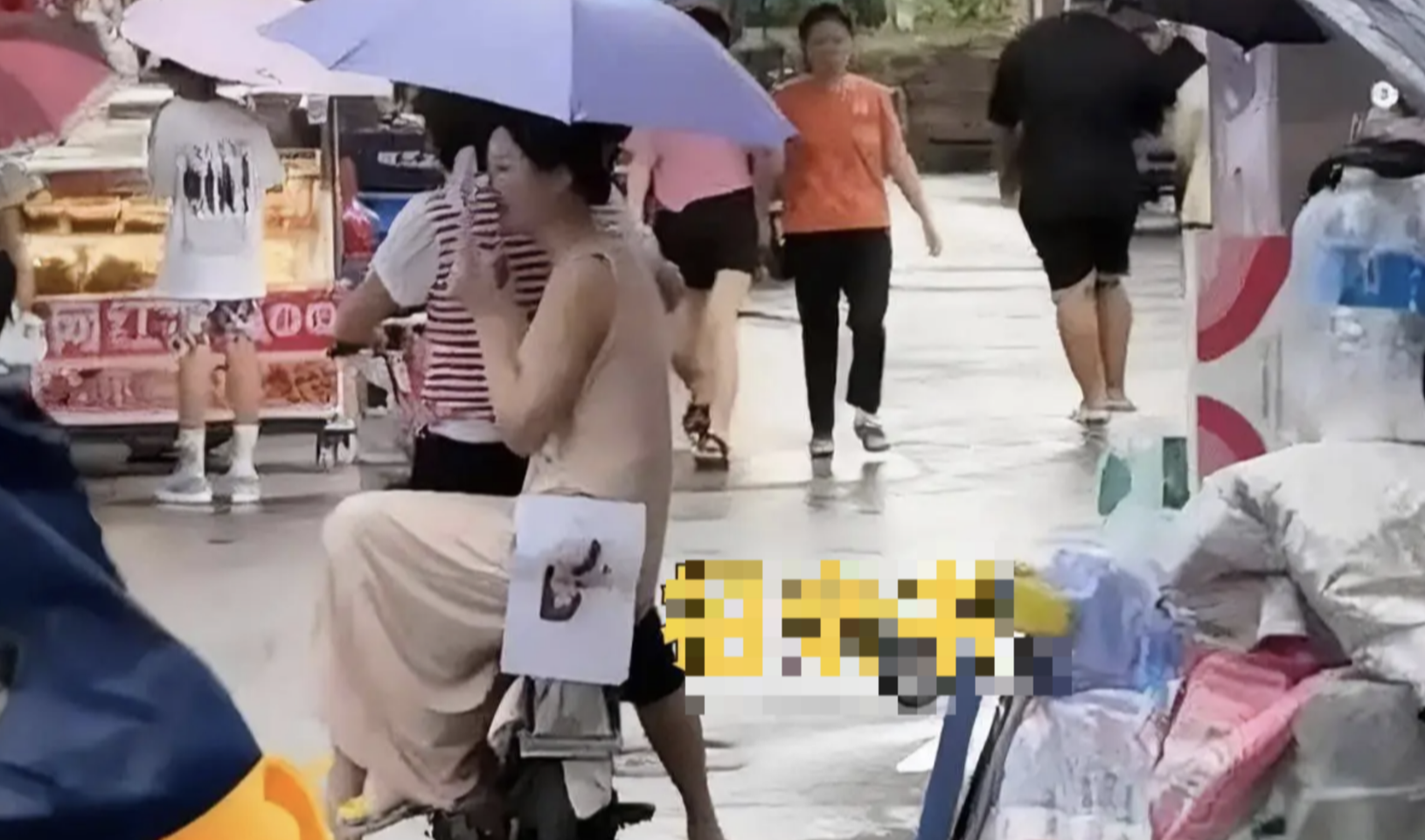 Mẹ đưa con g&aacute;i 32 tuổi ra đường t&igrave;m chồng, tặng k&egrave;m nh&agrave;, xe; nhiều người than: "Nh&igrave;n mặt xong&hellip; kh&ocirc;ng d&aacute;m cưới!"- Ảnh 1.