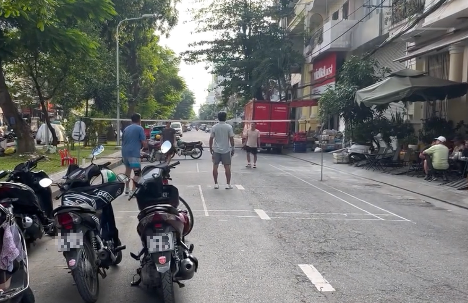 Đã xử lý 4 người giăng lưới đánh cầu lông giữa đường ở TPHCM - Ảnh 2.