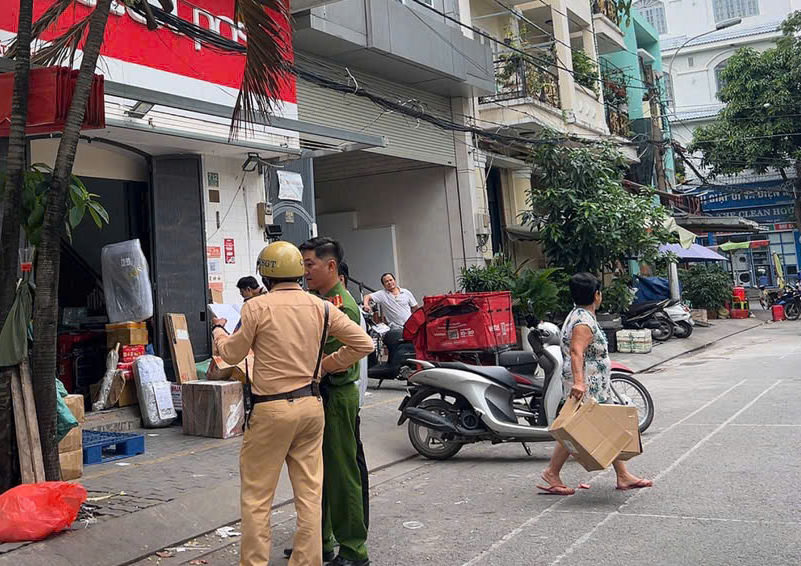 Đã xử lý 4 người giăng lưới đánh cầu lông giữa đường ở TPHCM - Ảnh 1.