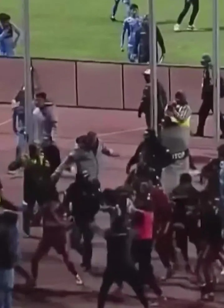 Ẩu đả kinh hoàng trên sân bóng: 17 người bị đuổi khỏi sân, HLV bị đánh phải cấp cứu gấp- Ảnh 2.