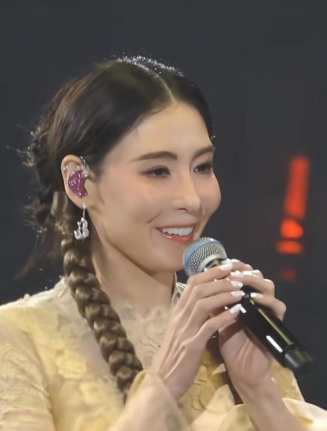 Trương Bá Chi đang làm gì với gương mặt của mình vậy?- Ảnh 5.