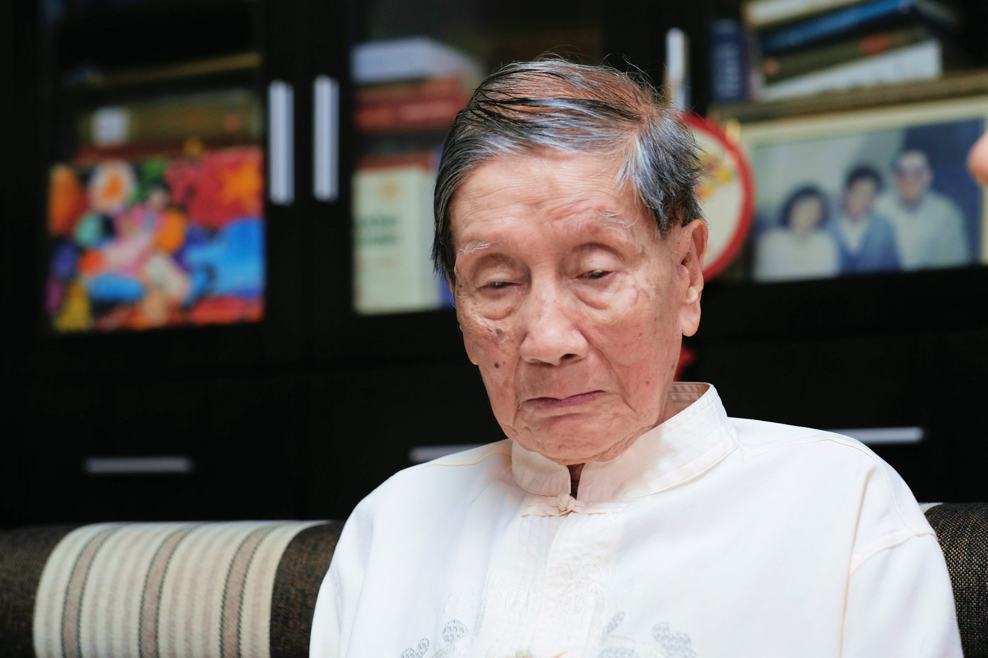 Cuộc sống lạc quan trong căn nhà nhỏ, sạch sẽ ở Hà Nội của nam nghệ sĩ sắp 100 tuổi - Ảnh 1. Cuộc sống lạc quan trong căn nhà nhỏ, sạch sẽ ở Hà Nội của nam nghệ sĩ sắp 100 tuổi - Ảnh 1.