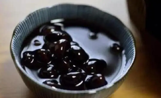 Uống nước đậu đen mỗi bữa sáng suốt 2 năm, người phụ nữ 40 tuổi nhận kết quả là...- Ảnh 2.