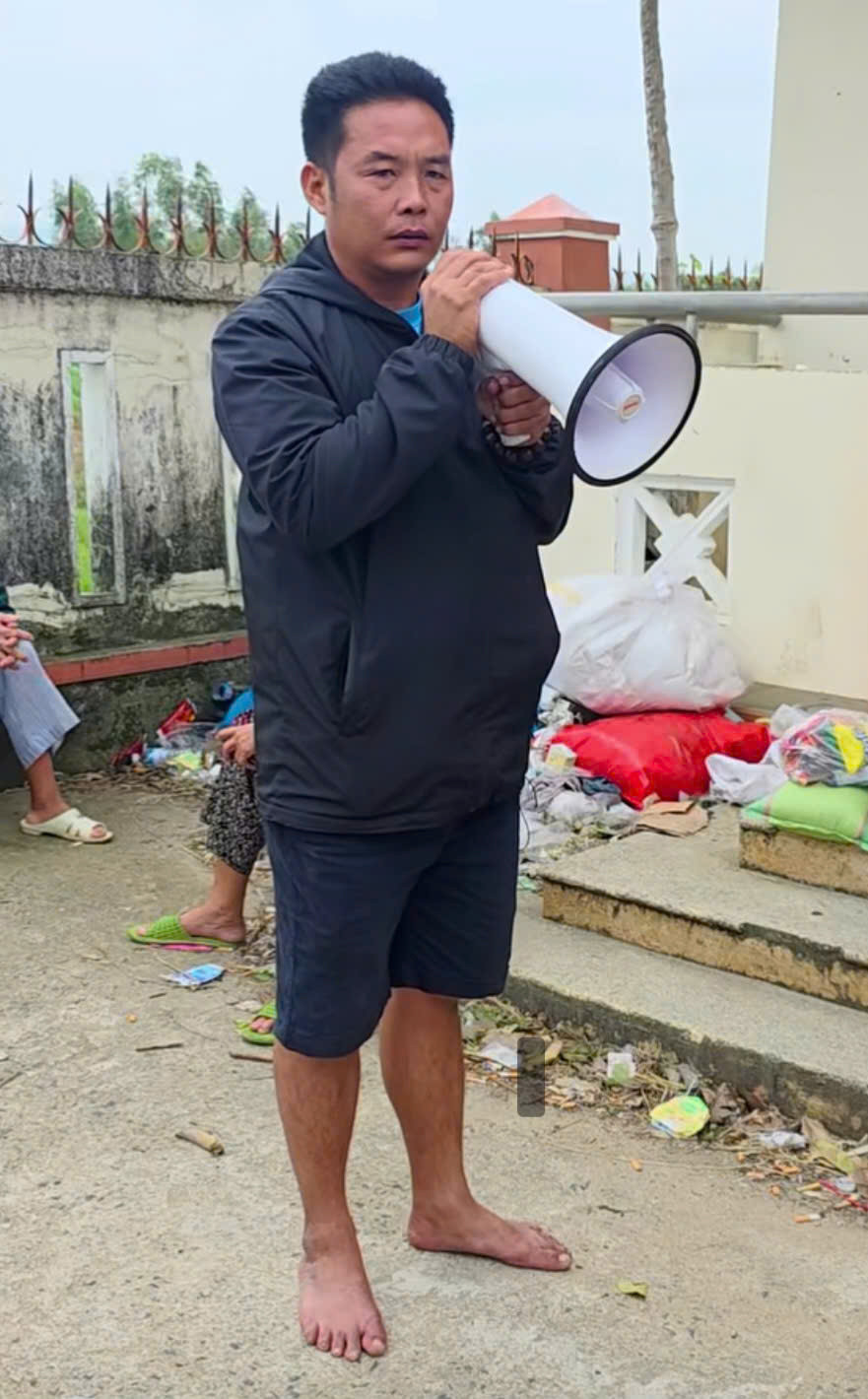 Không cần danh sách, trưởng thôn đọc vanh vách tên 3.000 hộ dân nhận quà cứu trợ - Ảnh 1.