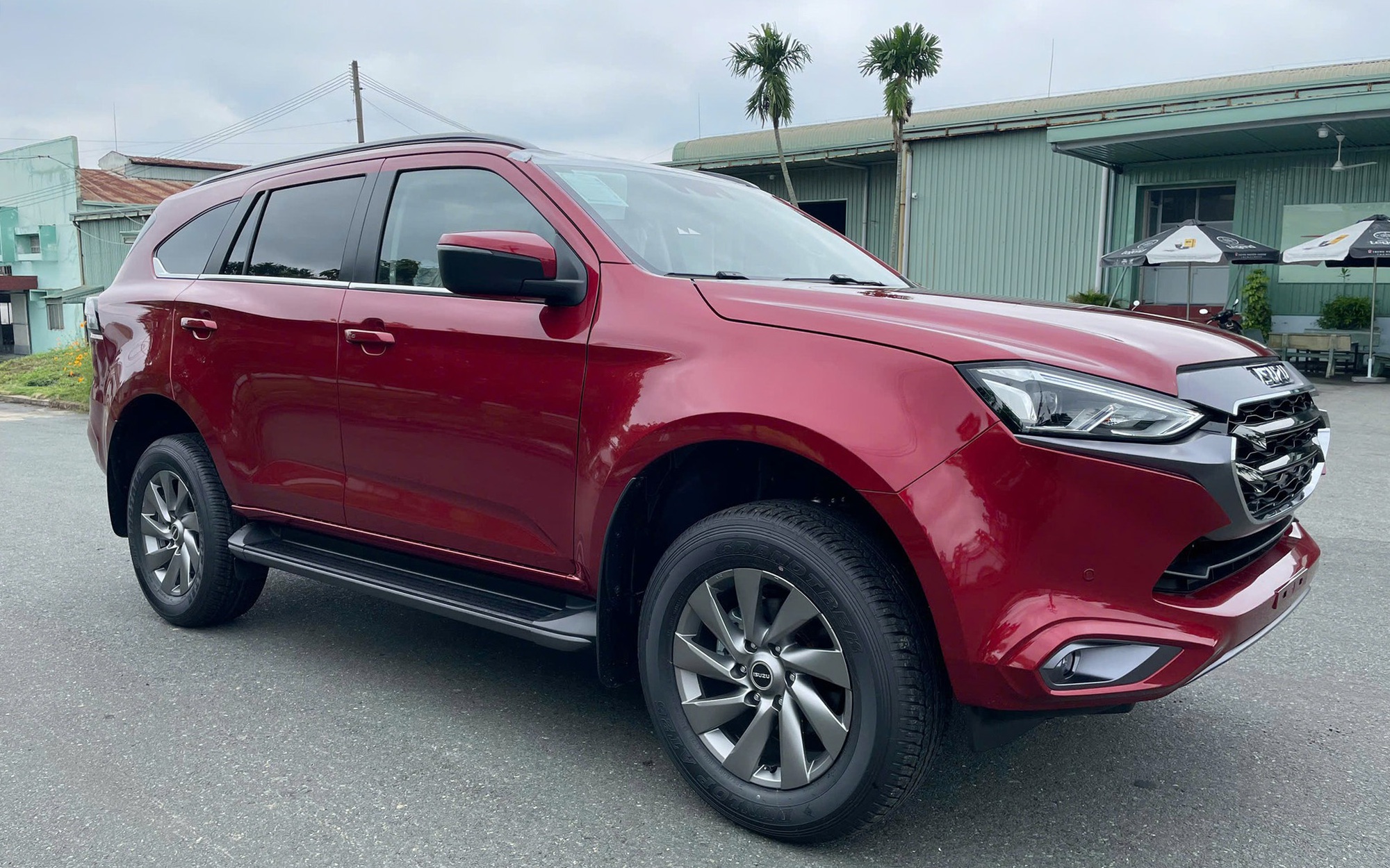 Isuzu mu-X giảm gi&aacute; tới 330 triệu đồng tại đại l&yacute;: Bản rẻ nhất từ 760 triệu, tiệm cận ph&acirc;n kh&uacute;c B, người mua phải đ&aacute;nh đổi 2 thứ- Ảnh 2.