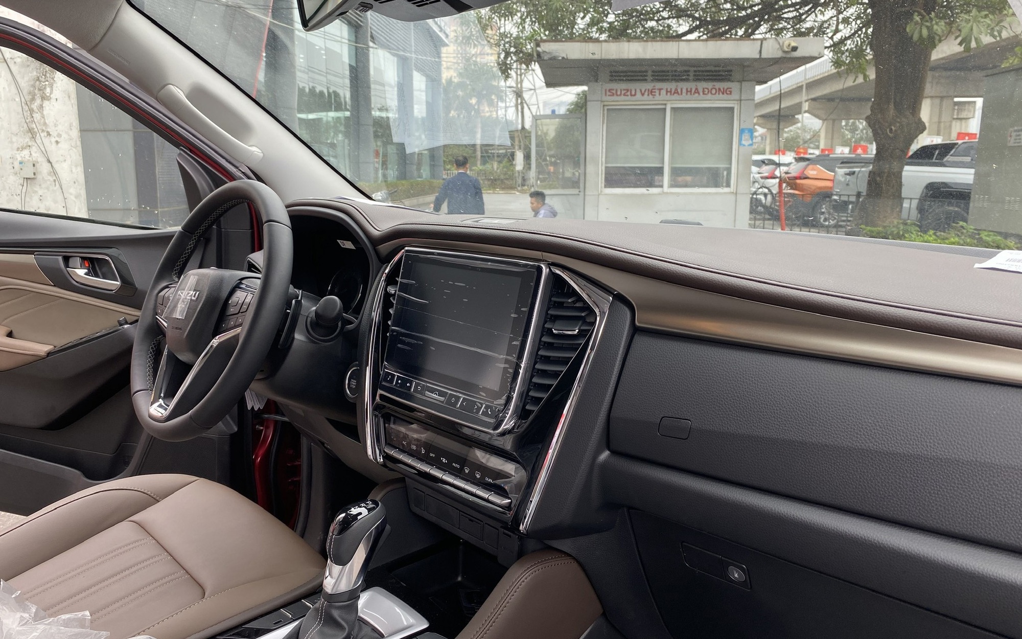 Isuzu mu-X giảm gi&aacute; tới 330 triệu đồng tại đại l&yacute;: Bản rẻ nhất từ 760 triệu, tiệm cận ph&acirc;n kh&uacute;c B, người mua phải đ&aacute;nh đổi 2 thứ- Ảnh 7.