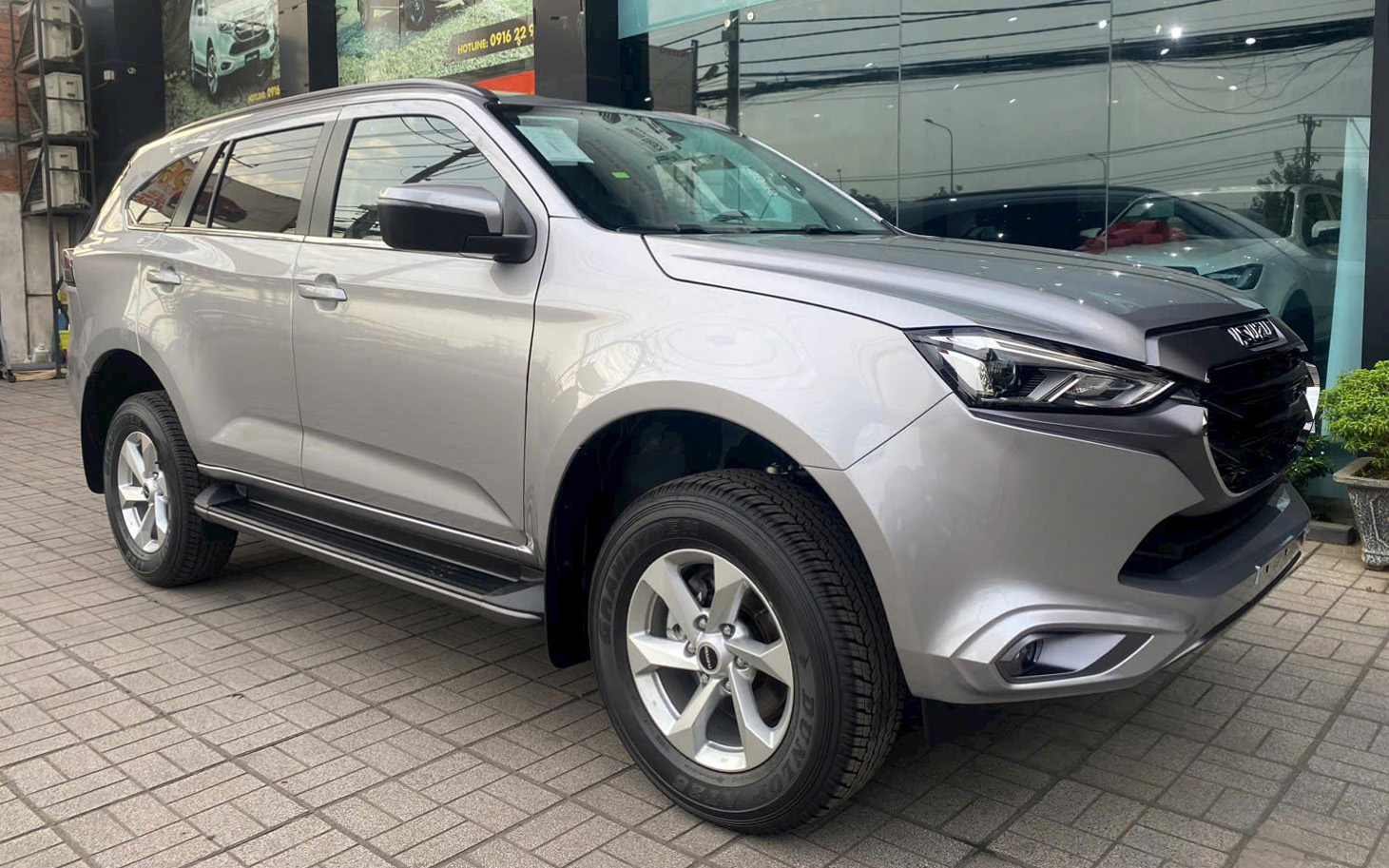 Isuzu mu-X giảm gi&aacute; tới 330 triệu đồng tại đại l&yacute;: Bản rẻ nhất từ 760 triệu, tiệm cận ph&acirc;n kh&uacute;c B, người mua phải đ&aacute;nh đổi 2 thứ- Ảnh 5.