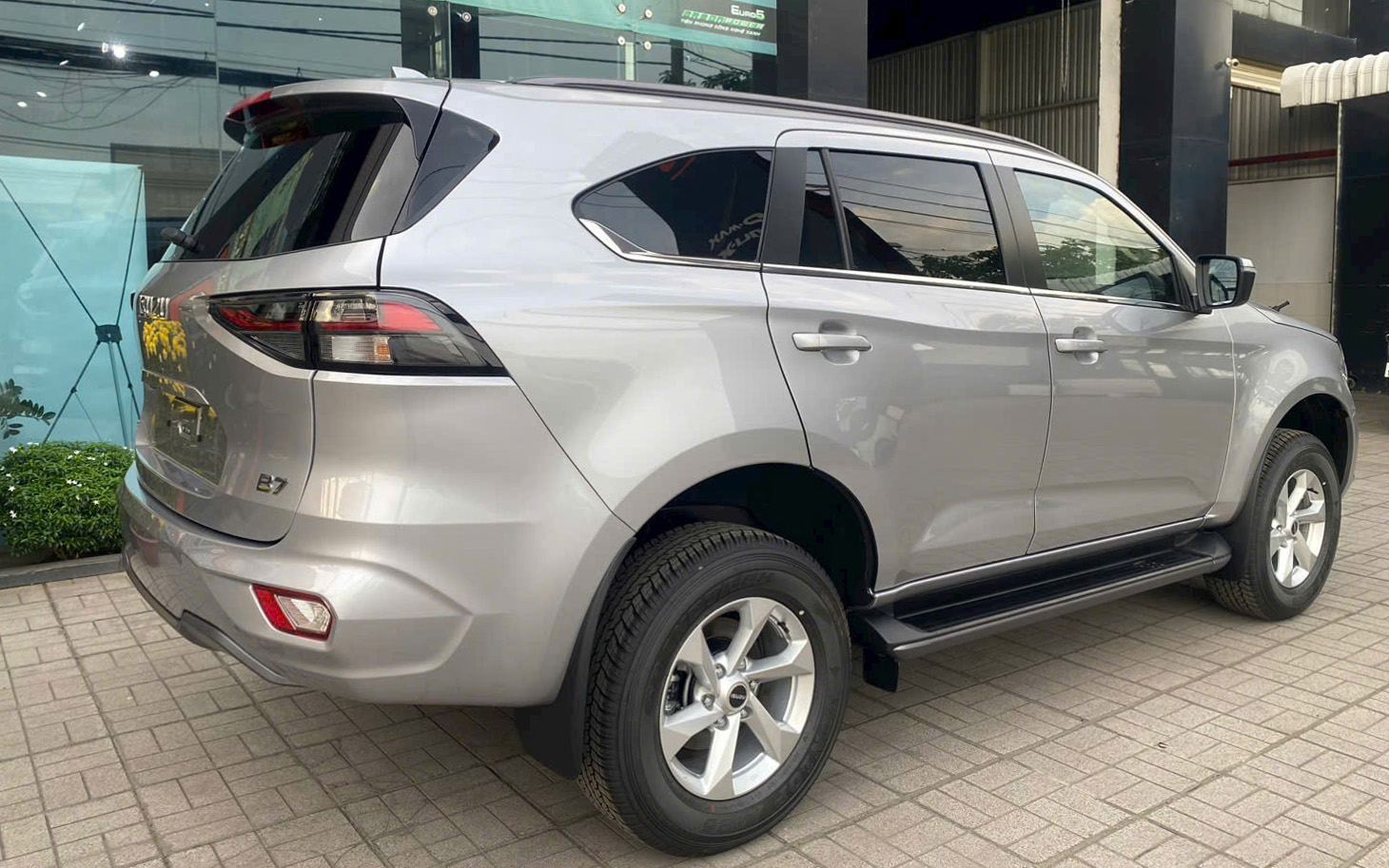 Isuzu mu-X giảm gi&aacute; tới 330 triệu đồng tại đại l&yacute;: Bản rẻ nhất từ 760 triệu, tiệm cận ph&acirc;n kh&uacute;c B, người mua phải đ&aacute;nh đổi 2 thứ- Ảnh 6.