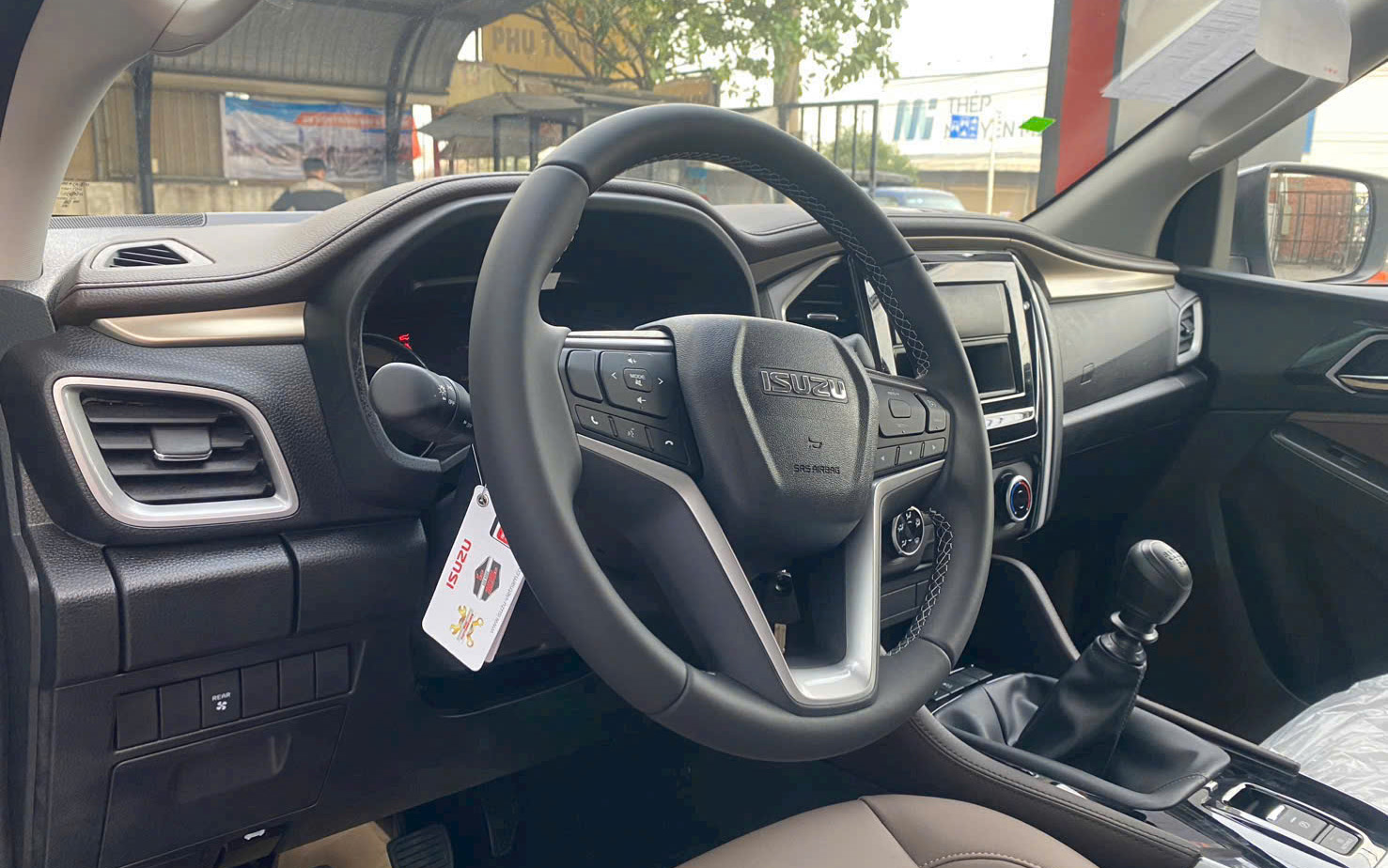 Isuzu mu-X giảm gi&aacute; tới 330 triệu đồng tại đại l&yacute;: Bản rẻ nhất từ 760 triệu, tiệm cận ph&acirc;n kh&uacute;c B, người mua phải đ&aacute;nh đổi 2 thứ- Ảnh 8.