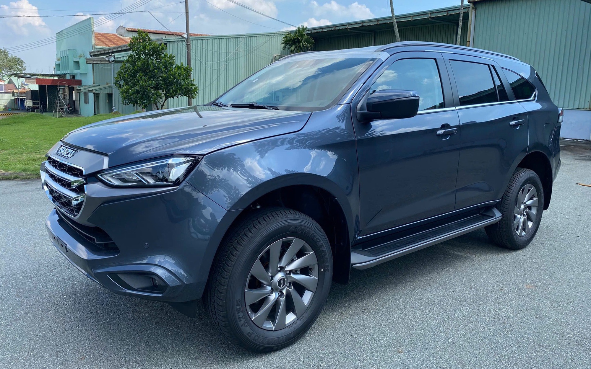 Isuzu mu-X giảm gi&aacute; tới 330 triệu đồng tại đại l&yacute;: Bản rẻ nhất từ 760 triệu, tiệm cận ph&acirc;n kh&uacute;c B, người mua phải đ&aacute;nh đổi 2 thứ- Ảnh 3.