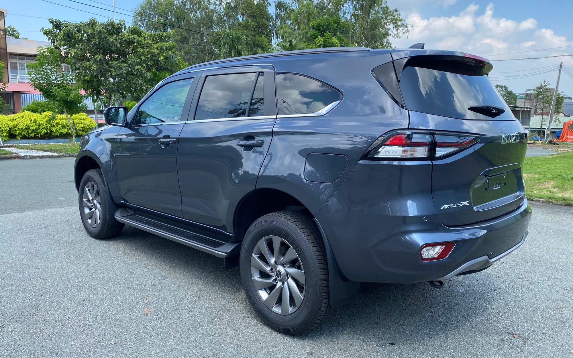 Isuzu mu-X giảm gi&aacute; tới 330 triệu đồng tại đại l&yacute;: Bản rẻ nhất từ 760 triệu, tiệm cận ph&acirc;n kh&uacute;c B, người mua phải đ&aacute;nh đổi 2 thứ- Ảnh 4.