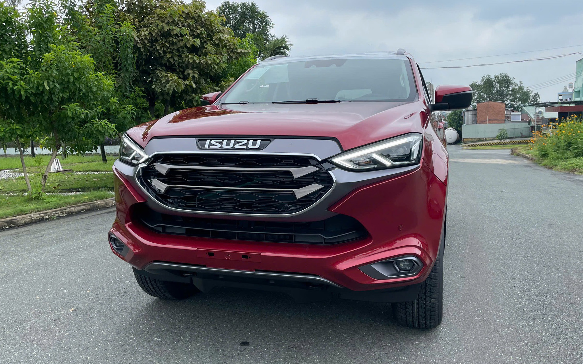 Isuzu mu-X giảm gi&aacute; tới 330 triệu đồng tại đại l&yacute;: Bản rẻ nhất từ 760 triệu, tiệm cận ph&acirc;n kh&uacute;c B, người mua phải đ&aacute;nh đổi 2 thứ- Ảnh 9.