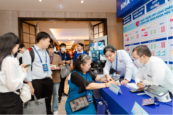 Long Châu, OMRON mang giải pháp quản lý huyết áp, giảm nguy cơ đột quỵ đến Hội nghị Tăng huyết áp Việt Nam 2025 - Ảnh 1.