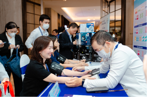 Long Châu, OMRON mang giải pháp quản lý huyết áp, giảm nguy cơ đột quỵ đến Hội nghị Tăng huyết áp Việt Nam 2025 - Ảnh 2.