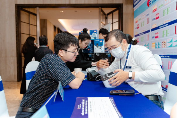 Long Châu, OMRON mang giải pháp quản lý huyết áp, giảm nguy cơ đột quỵ đến Hội nghị Tăng huyết áp Việt Nam 2025 - Ảnh 3.