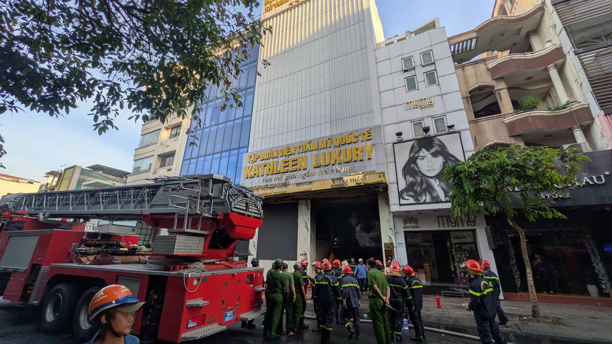 Hoảng hồn cảnh tượng khói bốc nghi ngút từ một thẩm mỹ viện ở trung tâm TP.HCM- Ảnh 2. Hoảng hồn cảnh tượng khói bốc nghi ngút từ một thẩm mỹ viện ở trung tâm TP.HCM- Ảnh 2.