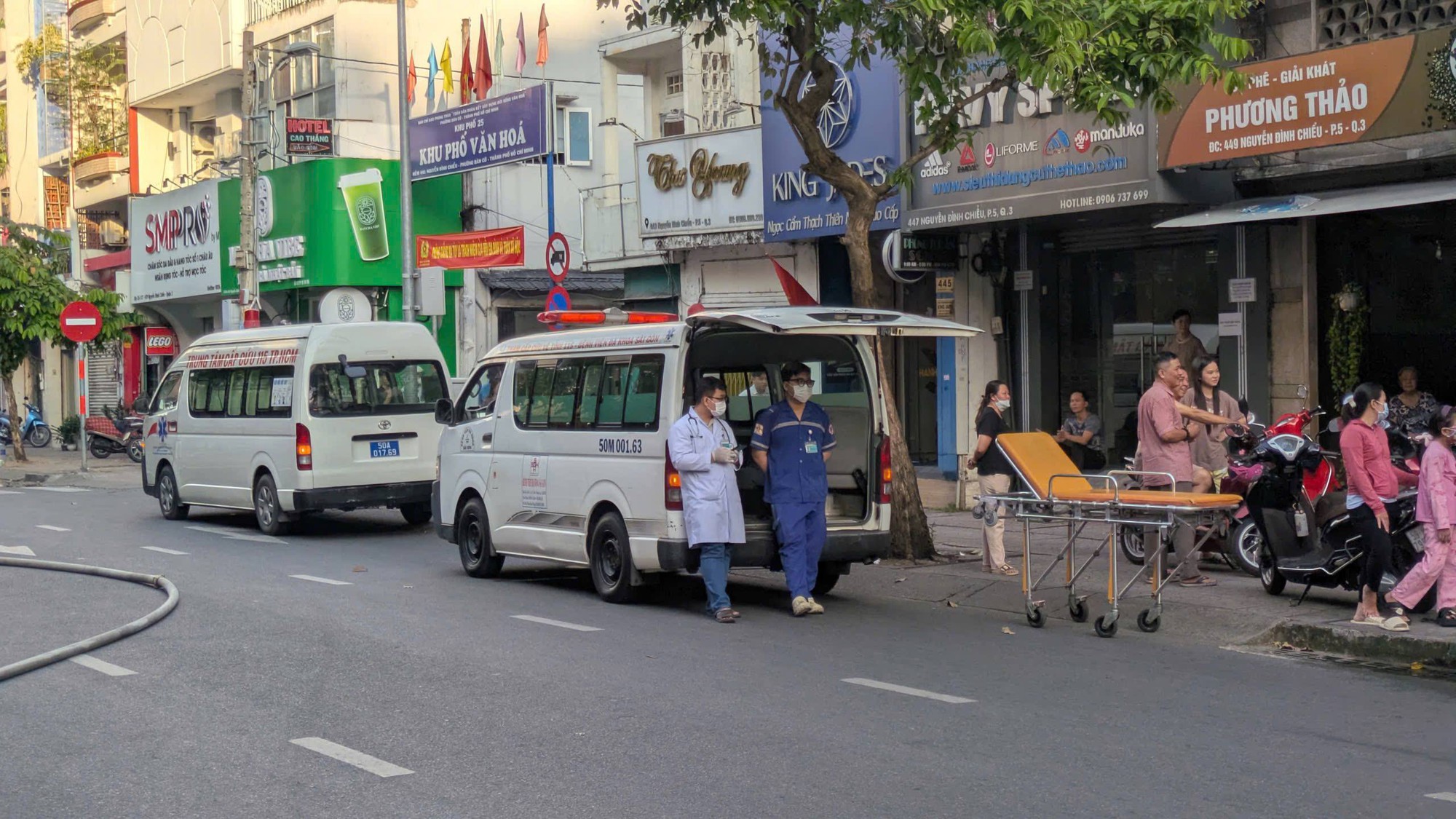 Hoảng hồn cảnh tượng khói bốc nghi ngút từ một thẩm mỹ viện ở trung tâm TP.HCM- Ảnh 4. Hoảng hồn cảnh tượng khói bốc nghi ngút từ một thẩm mỹ viện ở trung tâm TP.HCM- Ảnh 4.