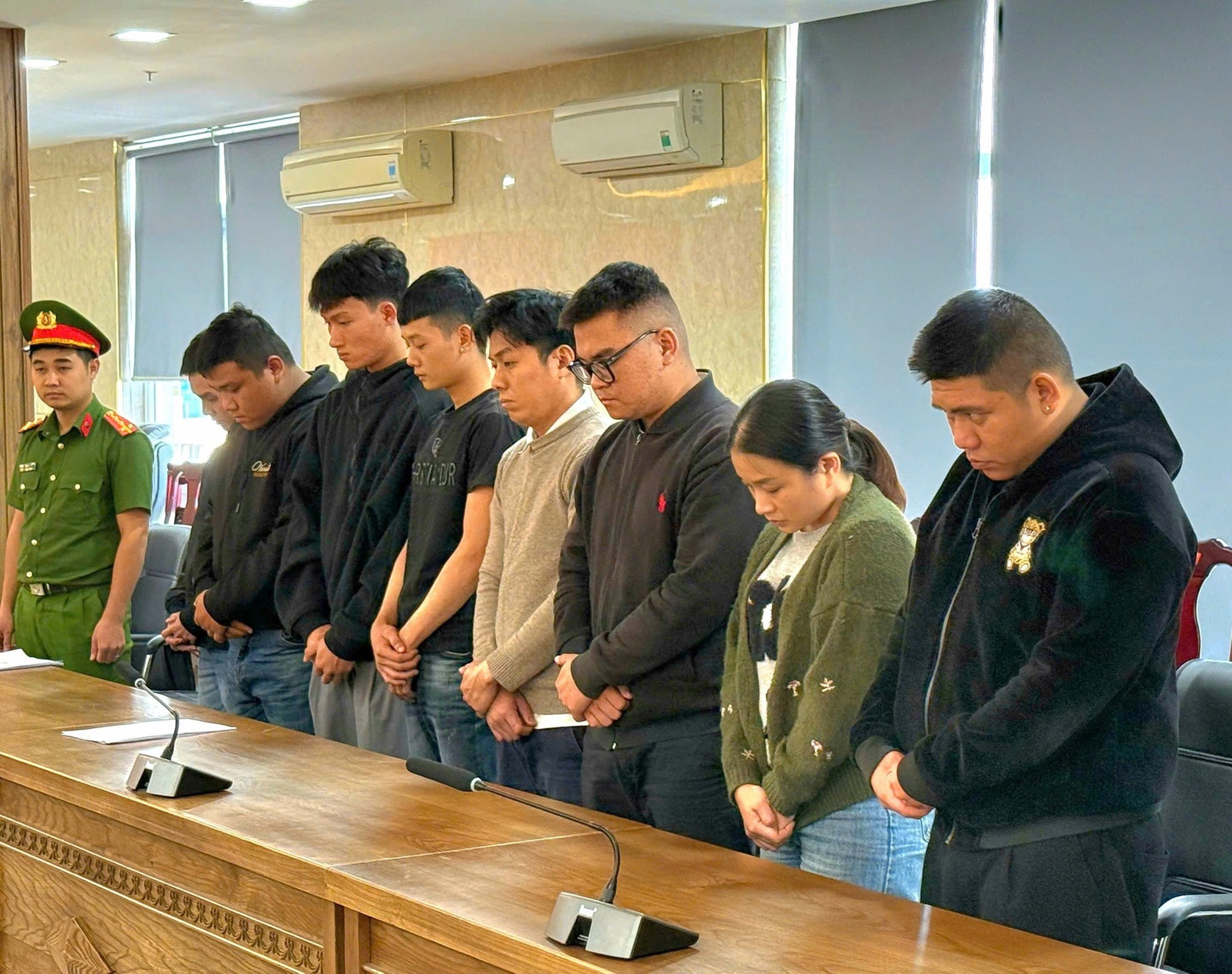 Đường dây tội phạm xuyên quốc gia: Đối tượng câu kết với nhân viên ngân hàng, có bị hại mất 12 tỷ đồng - Ảnh 2.