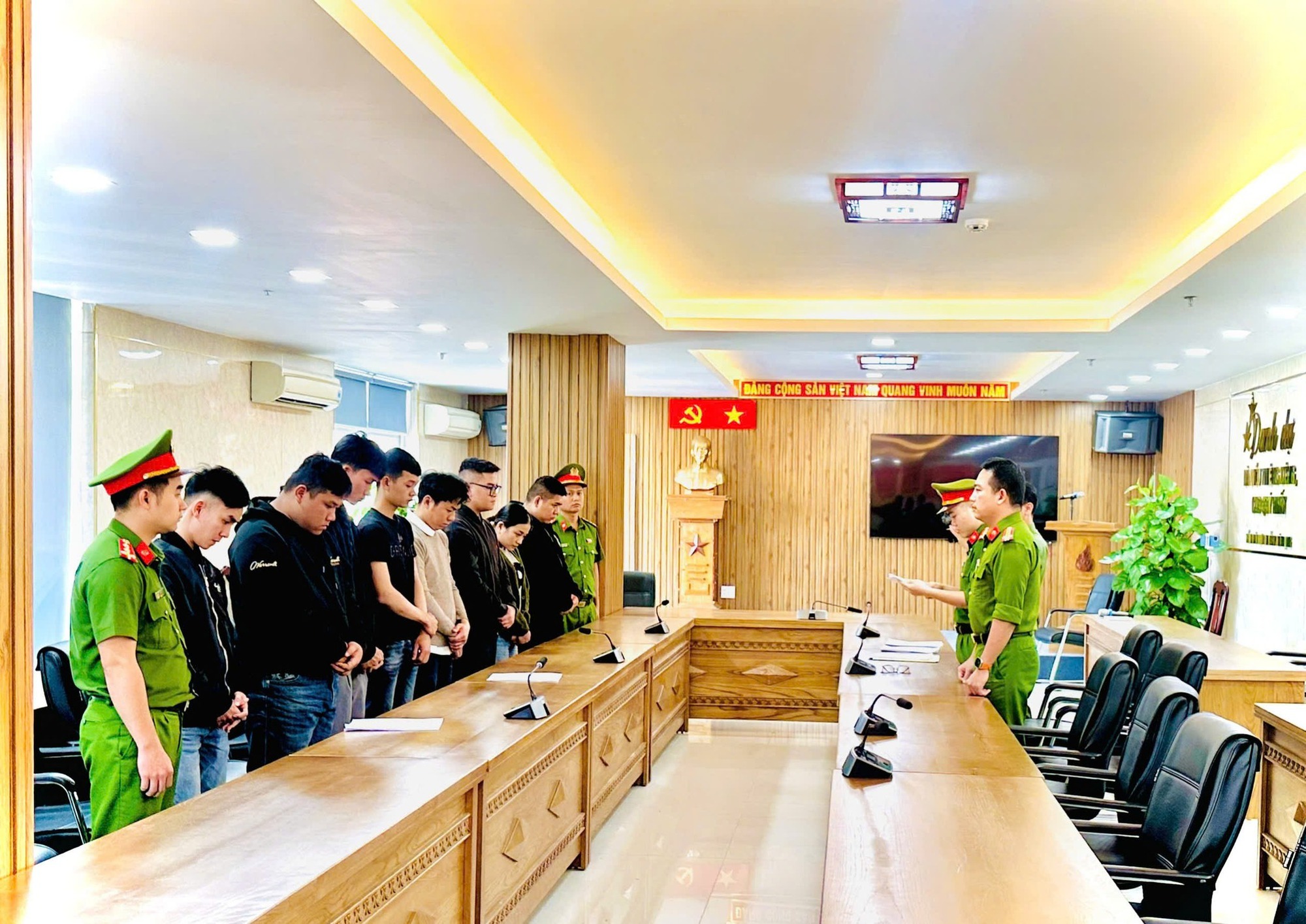 Đường dây tội phạm xuyên quốc gia: Đối tượng câu kết với nhân viên ngân hàng, có bị hại mất 12 tỷ đồng - Ảnh 1.