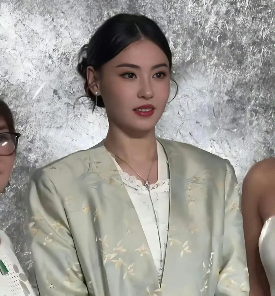 Trương Bá Chi đang làm gì với gương mặt của mình vậy?- Ảnh 4.