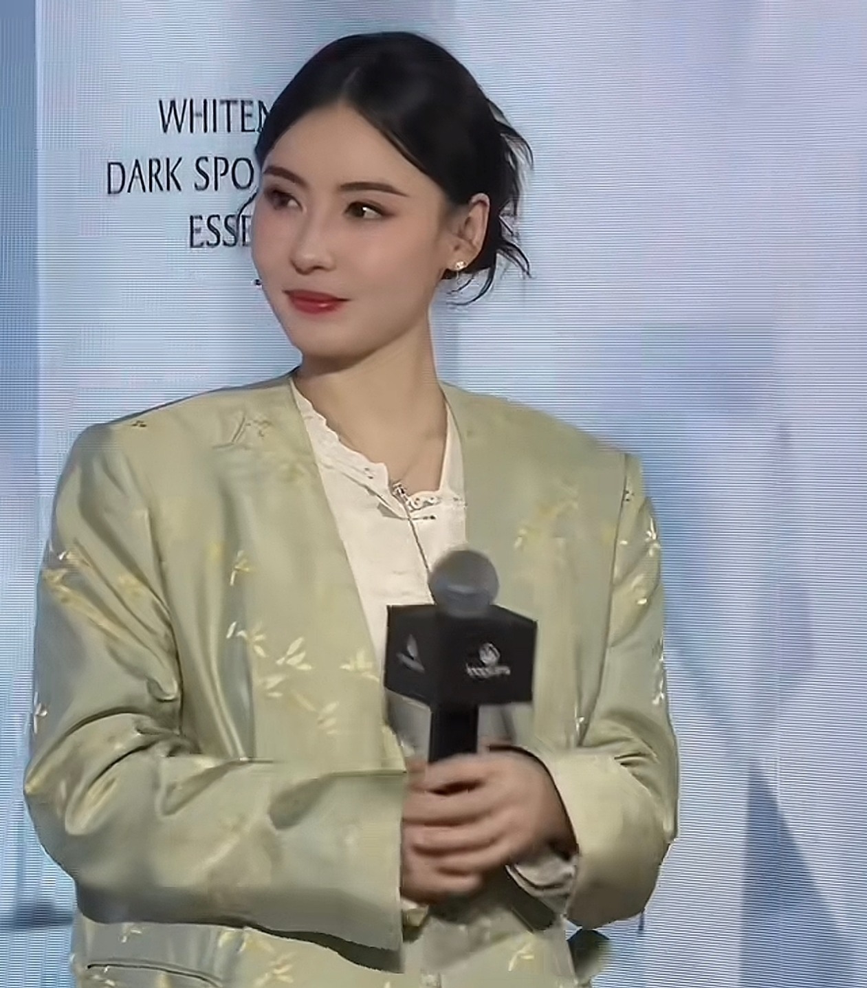 Trương Bá Chi đang làm gì với gương mặt của mình vậy?- Ảnh 3.