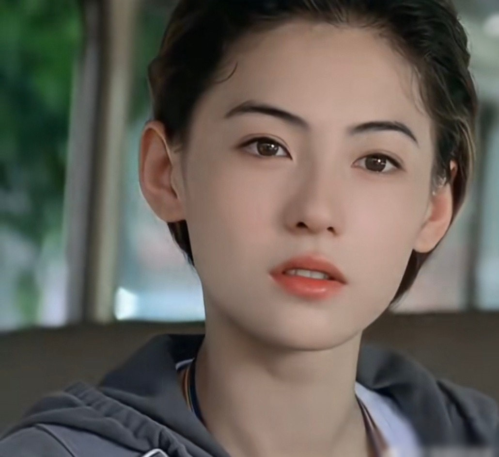 Trương Bá Chi đang làm gì với gương mặt của mình vậy? - Ảnh 8.