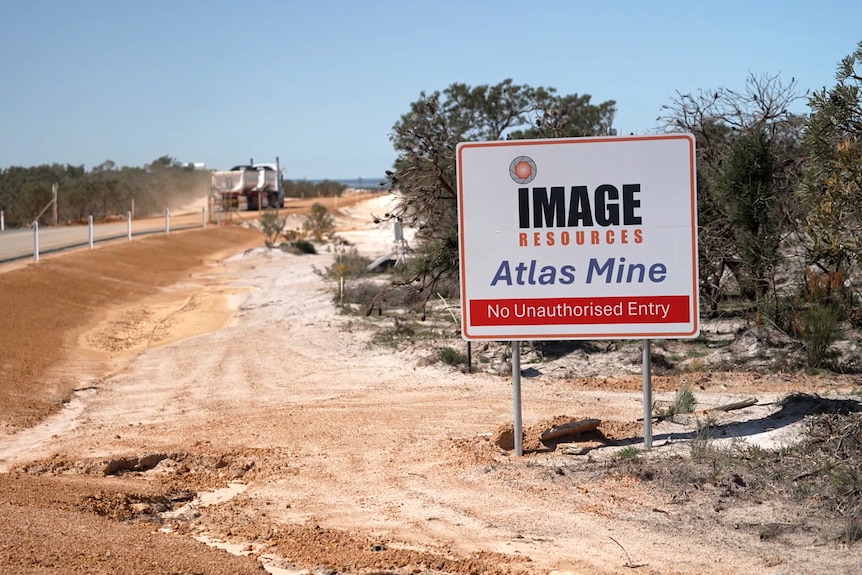 Trung Quốc thừa nhận điểm yếu chiến lược: ‘Thừa’ đất hiếm nhưng thiếu 1 loại khoáng sản quan trọng, nguồn cung phụ thuộc hoàn toàn vào đồng minh của Mỹ- Ảnh 4.