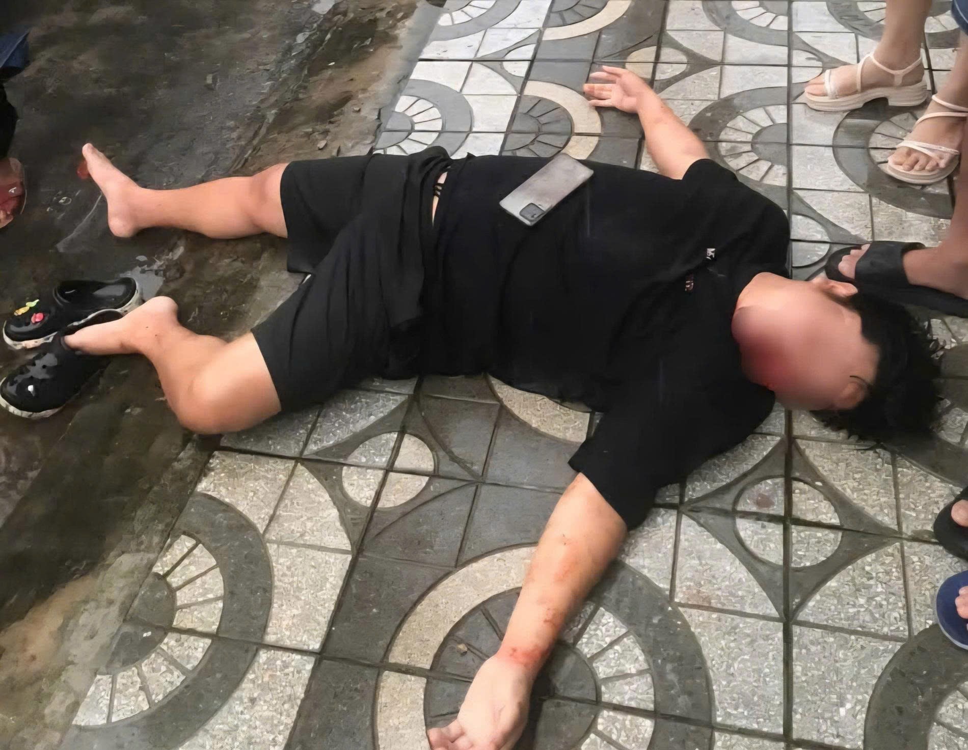 Tài xế xe công nghệ bị đánh gục giữa phố, công an vào cuộc điều tra- Ảnh 1.