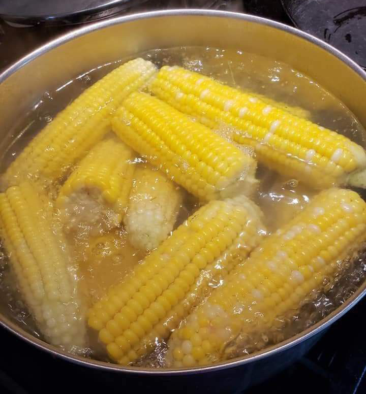 Tại sao nên thêm muối mà KHÔNG PHẢI ĐƯỜNG khi luộc ngô? Có 3 sự thật bất ngờ- Ảnh 1. Tại sao nên thêm muối mà KHÔNG PHẢI ĐƯỜNG khi luộc ngô? Có 3 sự thật bất ngờ- Ảnh 1.