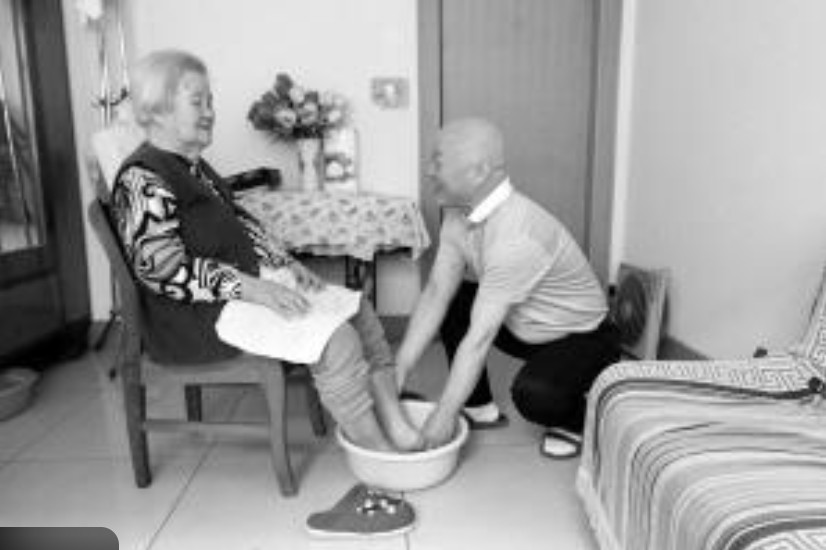 5 người con thay nhau mỗi người một ngày chăm mẹ già 92 tuổi: Chỉ mong mẹ có cảm giác “mới mẻ”- Ảnh 2. 5 người con thay nhau mỗi người một ngày chăm mẹ già 92 tuổi: Chỉ mong mẹ có cảm giác “mới mẻ”- Ảnh 2.