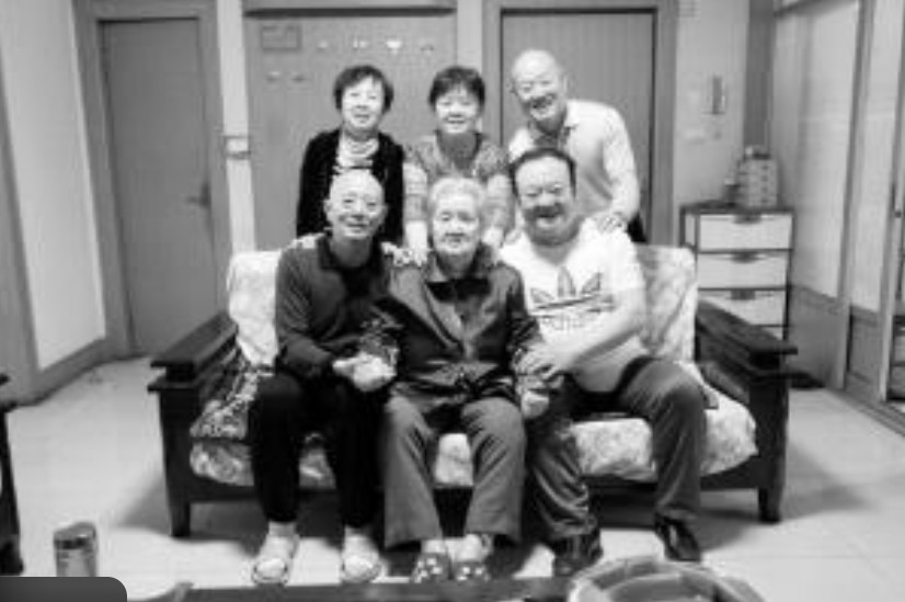 5 người con thay nhau mỗi người một ngày chăm mẹ già 92 tuổi: Chỉ mong mẹ có cảm giác “mới mẻ”- Ảnh 1. 5 người con thay nhau mỗi người một ngày chăm mẹ già 92 tuổi: Chỉ mong mẹ có cảm giác “mới mẻ”- Ảnh 1.