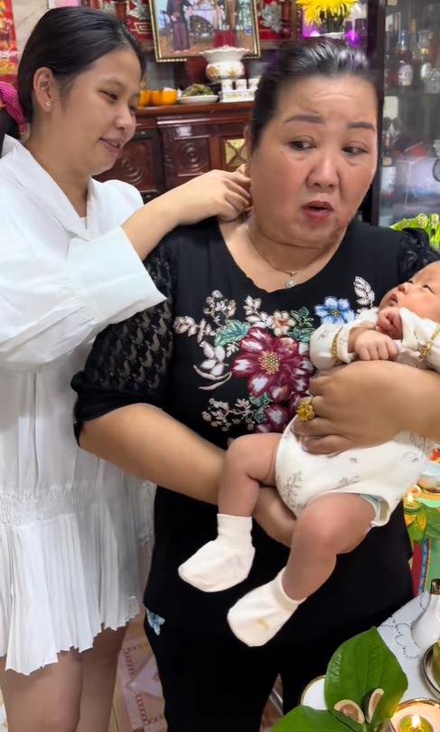 10 triệu người xem cảnh con d&acirc;u lột v&agrave;ng mẹ chồng trong ng&agrave;y đầy th&aacute;ng- Ảnh 3.