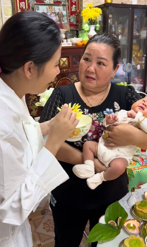 10 triệu người xem cảnh con d&acirc;u lột v&agrave;ng mẹ chồng trong ng&agrave;y đầy th&aacute;ng- Ảnh 2.