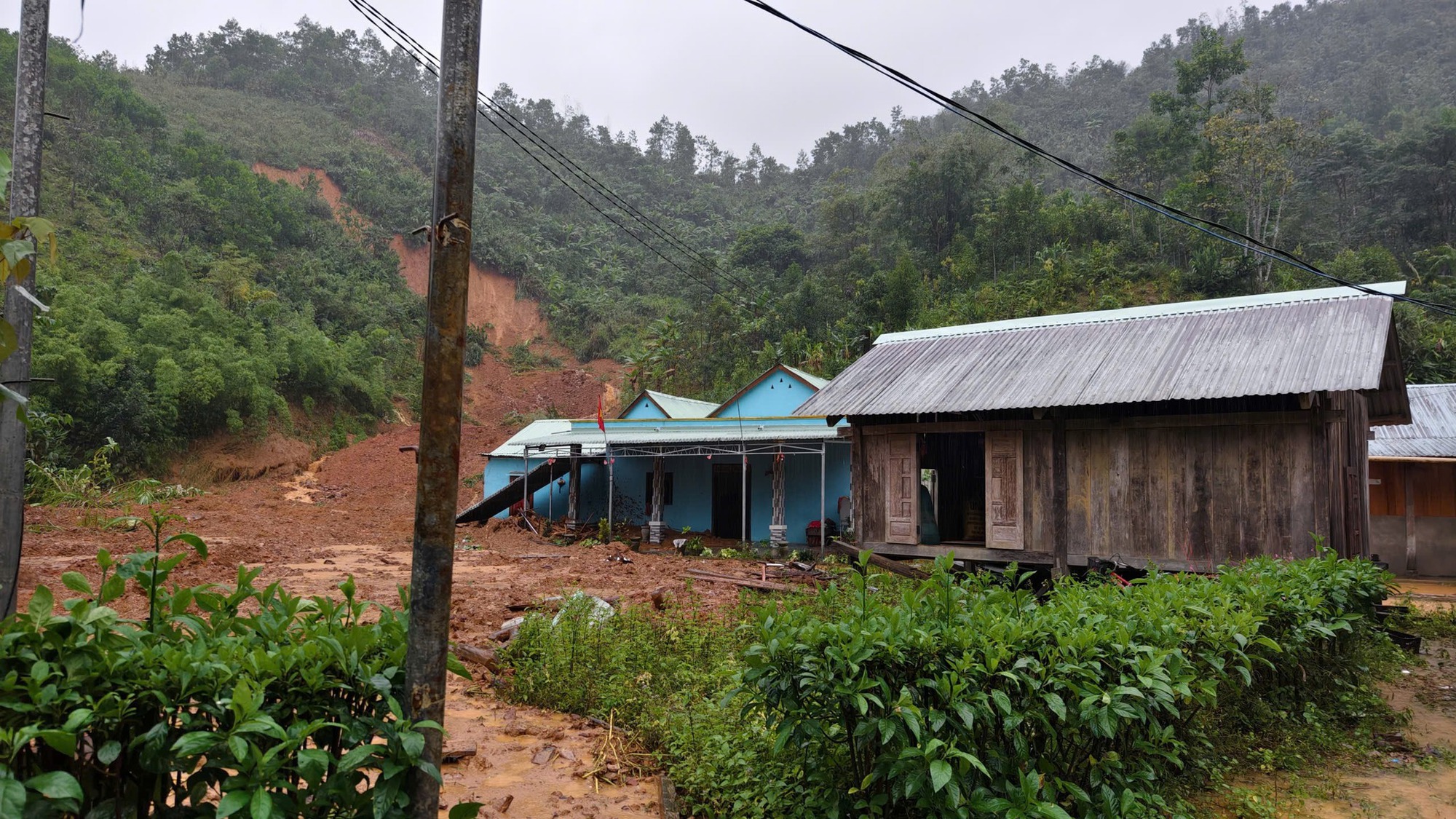 Cận cảnh ngôi làng ở Đà Nẵng bị lũ quét như làng Nủ- Ảnh 11.