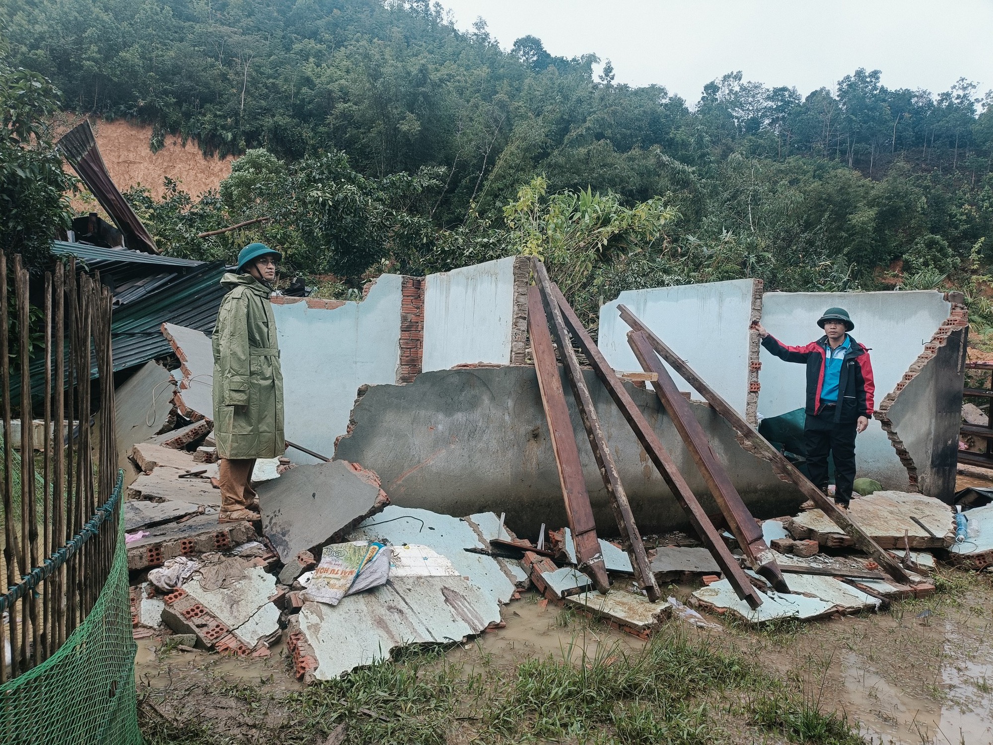 Cận cảnh ngôi làng ở Đà Nẵng bị lũ quét như làng Nủ- Ảnh 4.