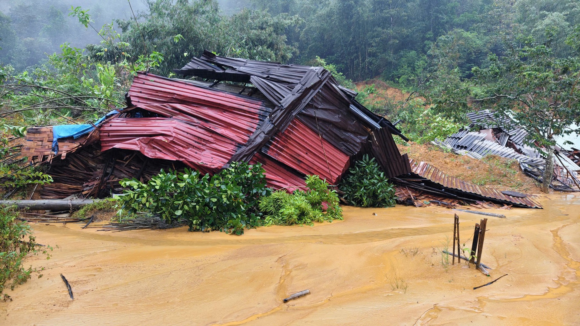 Cận cảnh ngôi làng ở Đà Nẵng bị lũ quét như làng Nủ- Ảnh 12.