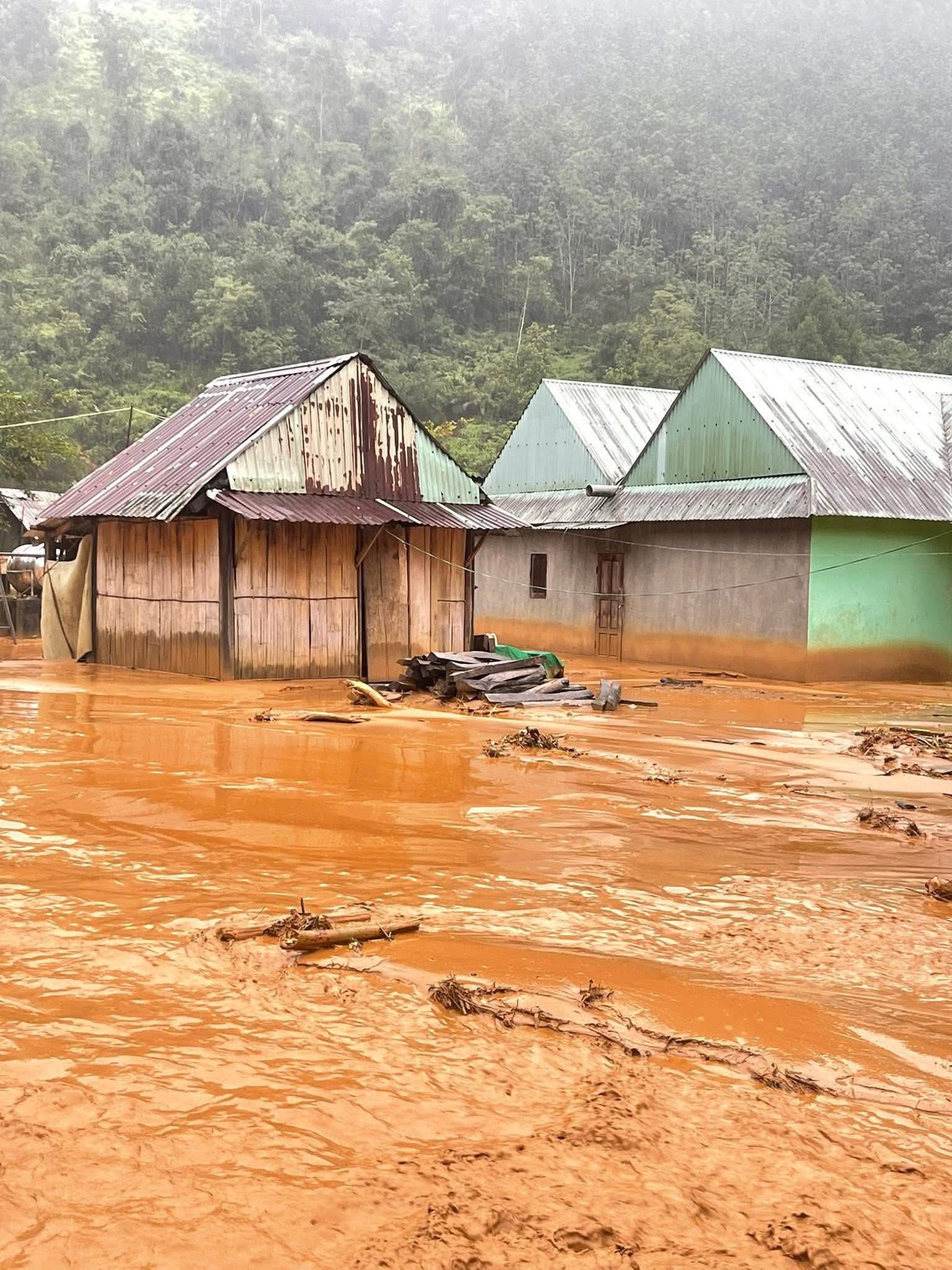 Cận cảnh ngôi làng ở Đà Nẵng bị lũ quét như làng Nủ- Ảnh 13.