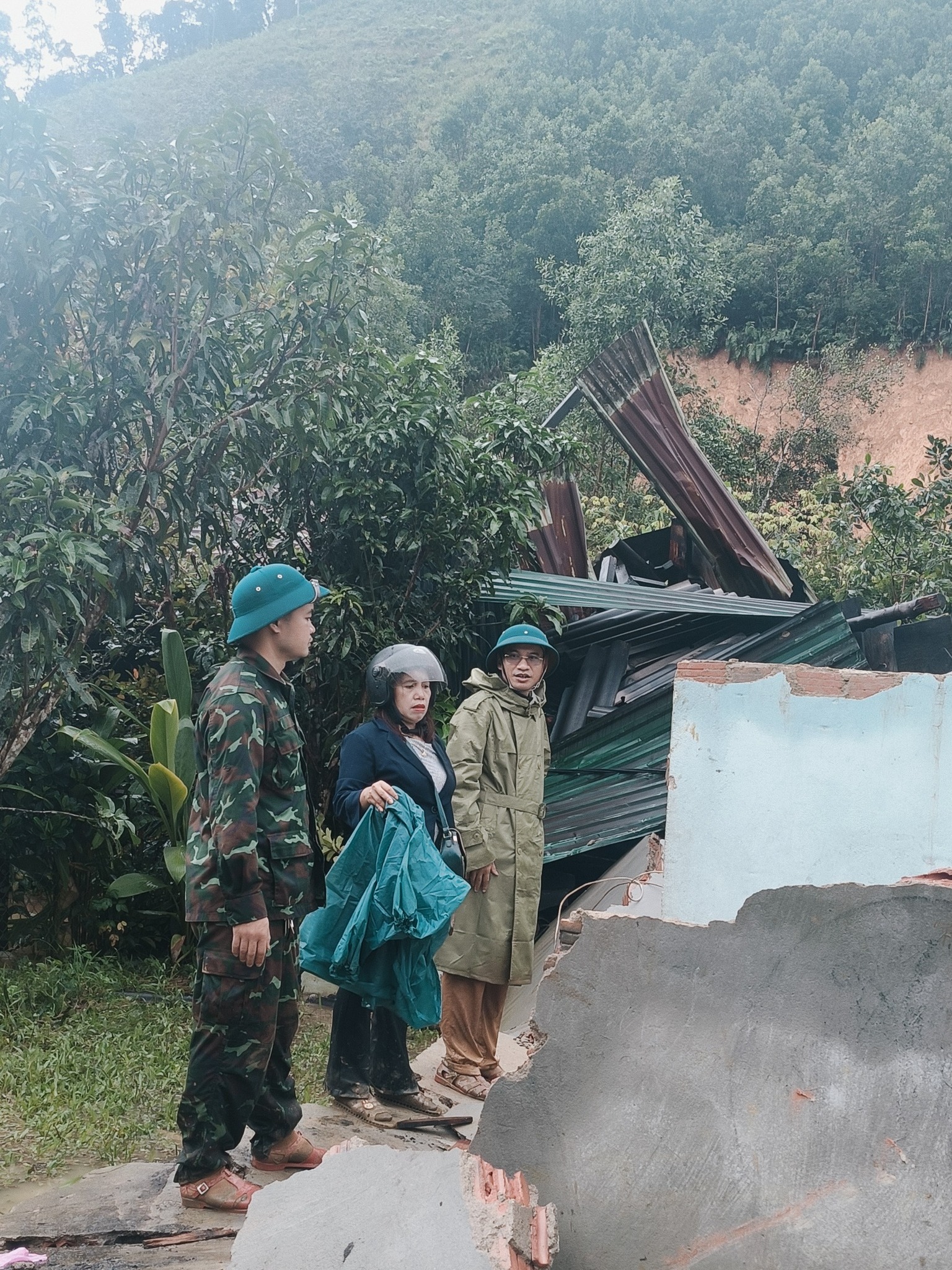 Cận cảnh ngôi làng ở Đà Nẵng bị lũ quét như làng Nủ- Ảnh 5.