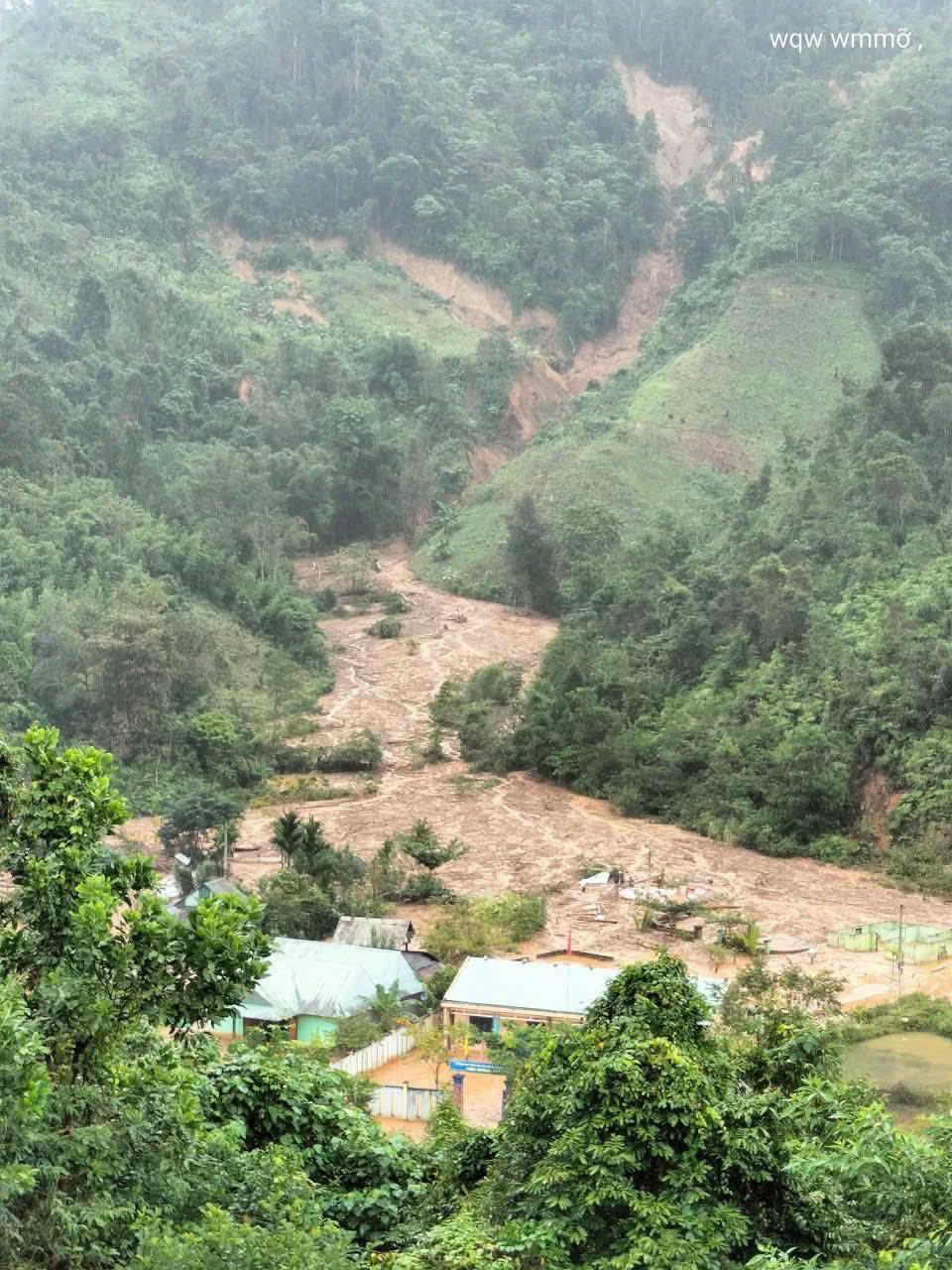 Cận cảnh ngôi làng ở Đà Nẵng bị lũ quét như làng Nủ- Ảnh 3.