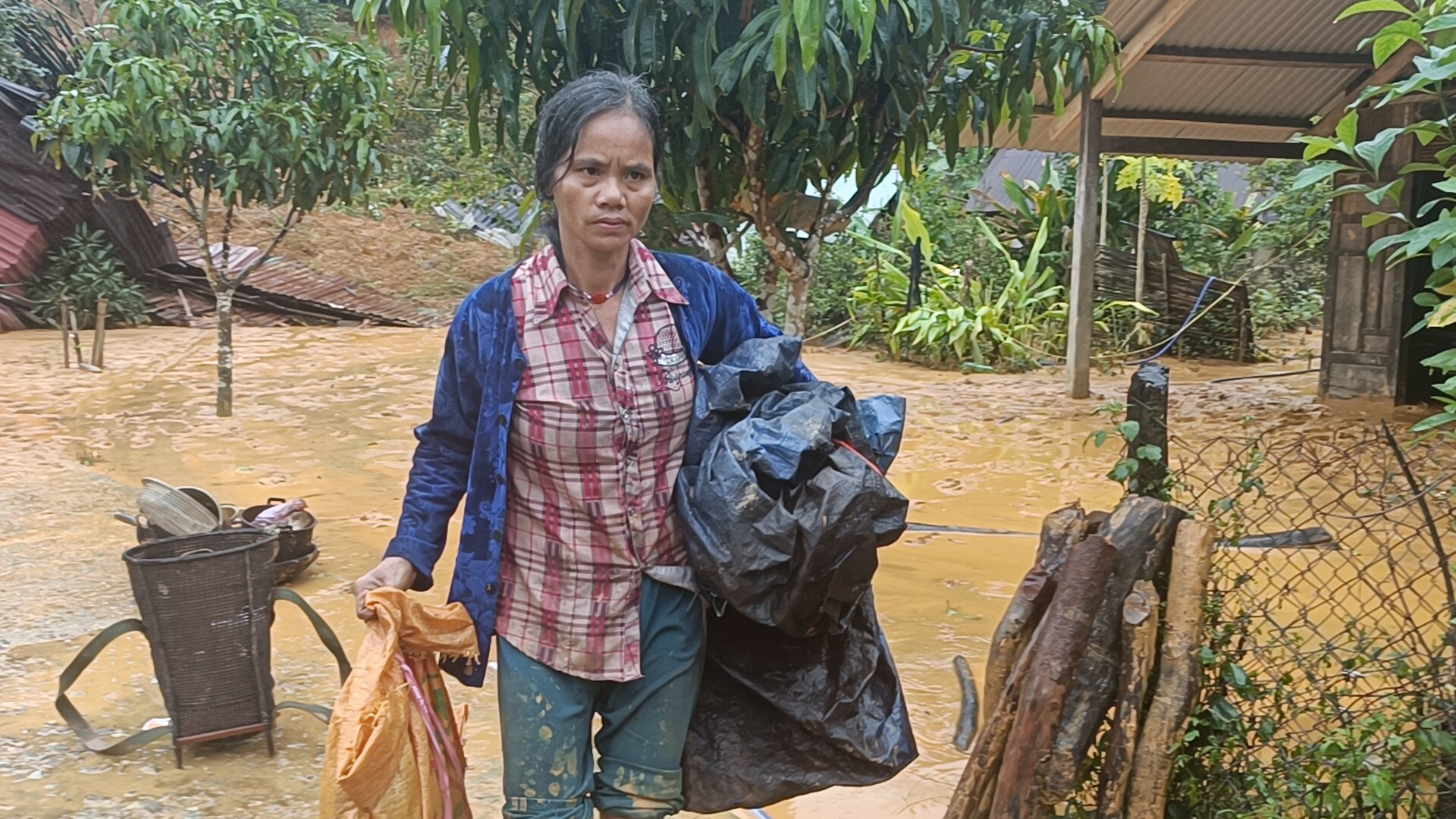 Cận cảnh ngôi làng ở Đà Nẵng bị lũ quét như làng Nủ- Ảnh 7.