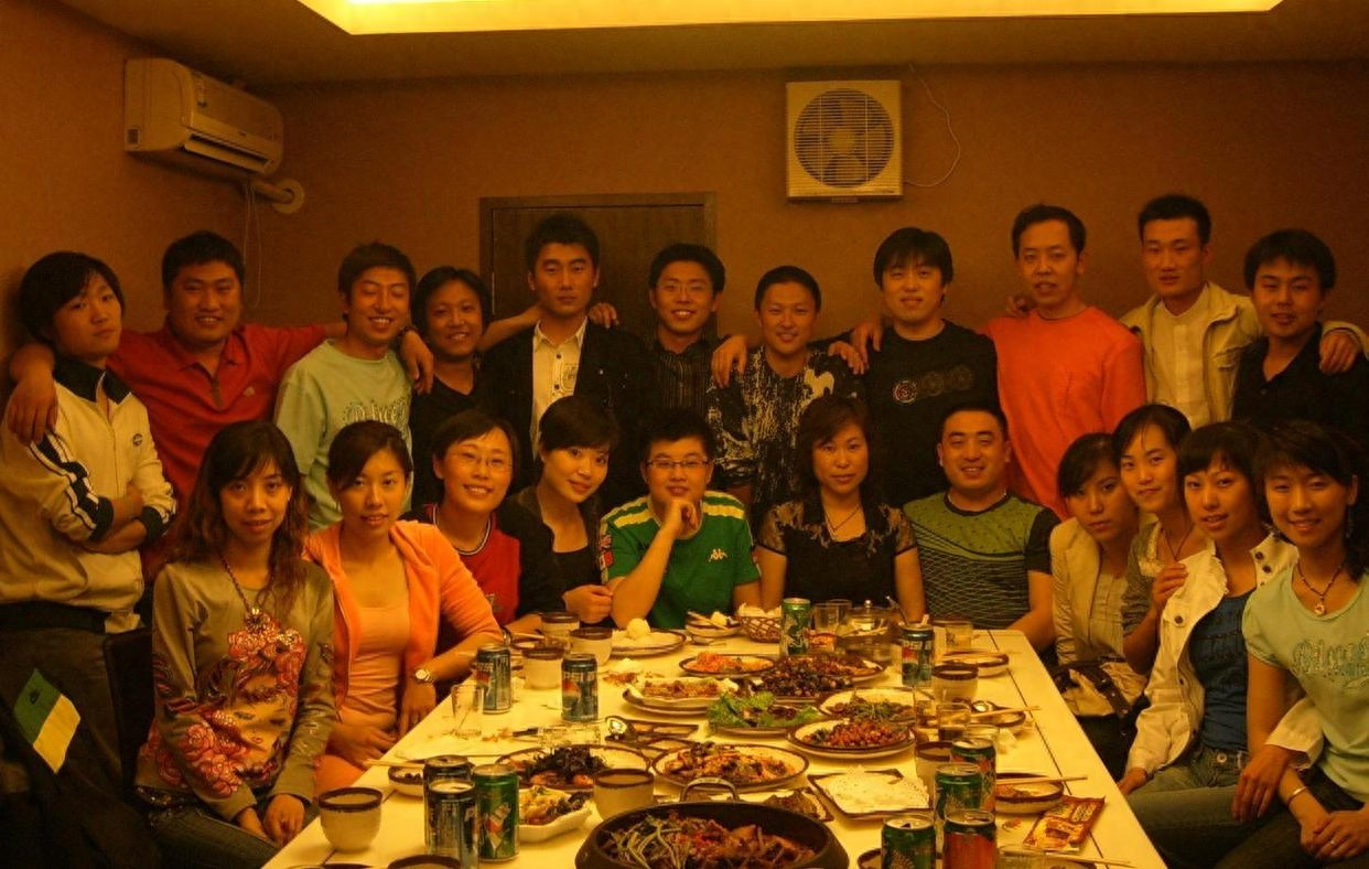 Đi họp lớp, người đàn ông đóng 1,8 triệu rồi xin về sớm: Hành động của bạn cũ sau đó khiến anh chết lặng- Ảnh 2.