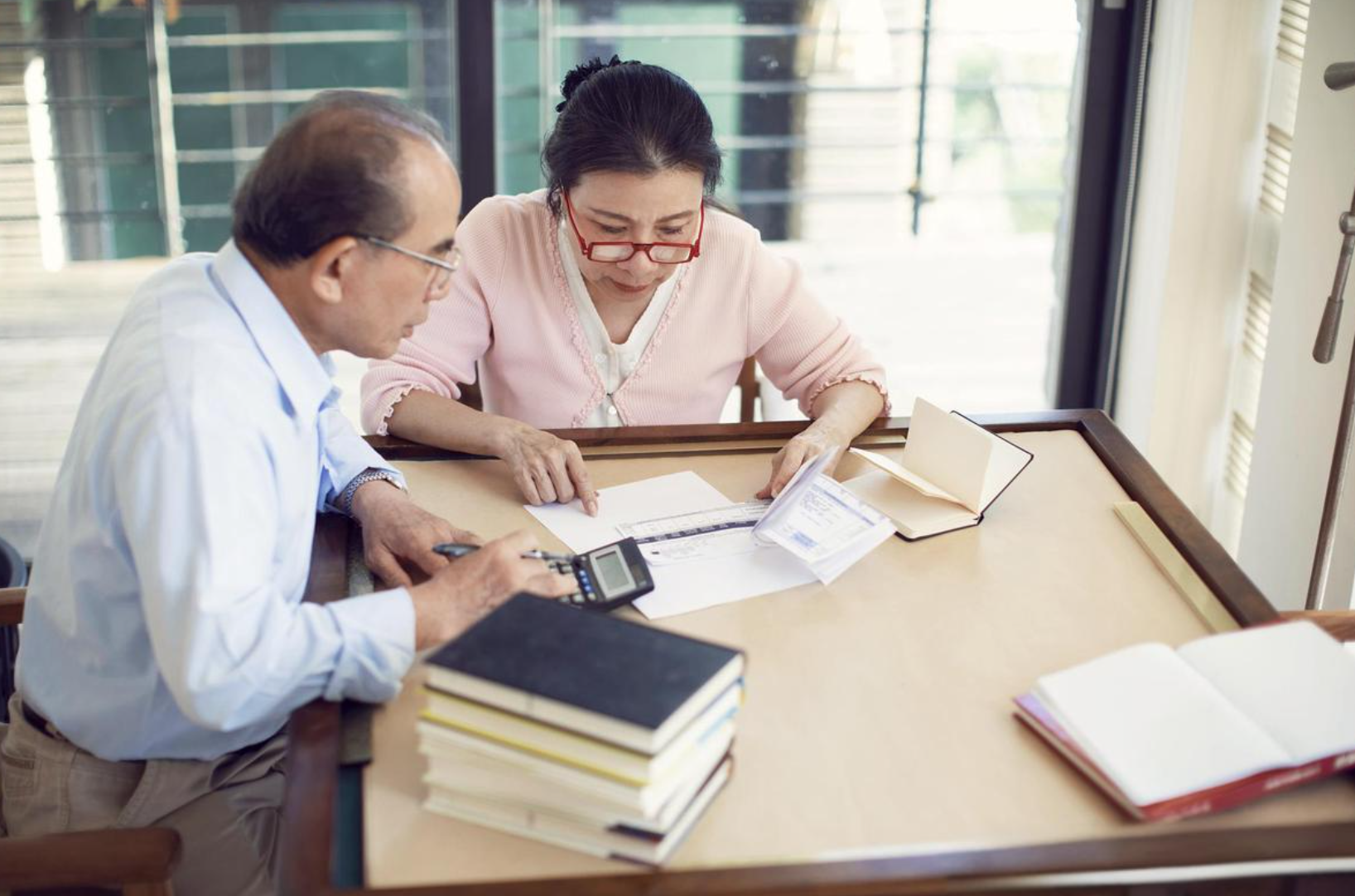 Lương hưu 16 triệu/th&aacute;ng m&agrave; vẫn hết sạch, chồng thắc mắc th&igrave; vợ bảo: "&Ocirc;ng muốn giữ tiền để rồi đột quỵ th&igrave; ai ti&ecirc;u?"- Ảnh 1.