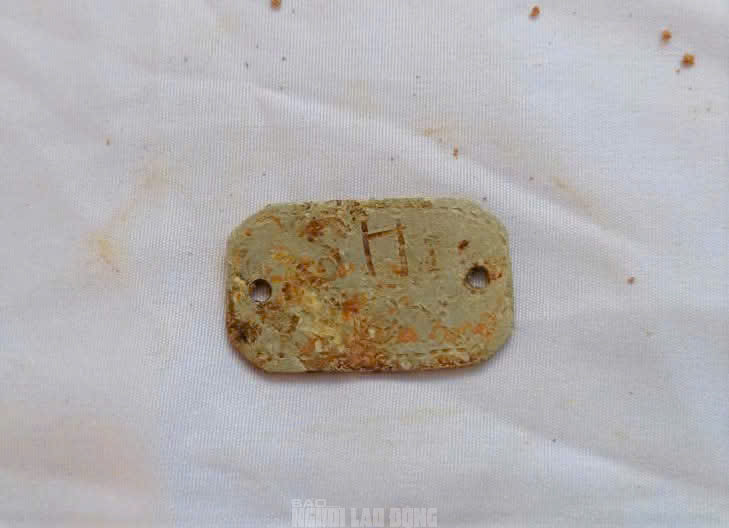 Hình ảnh loạt di vật khắc ký hiệu quan trọng chôn kèm hài cốt liệt sĩ- Ảnh 1.