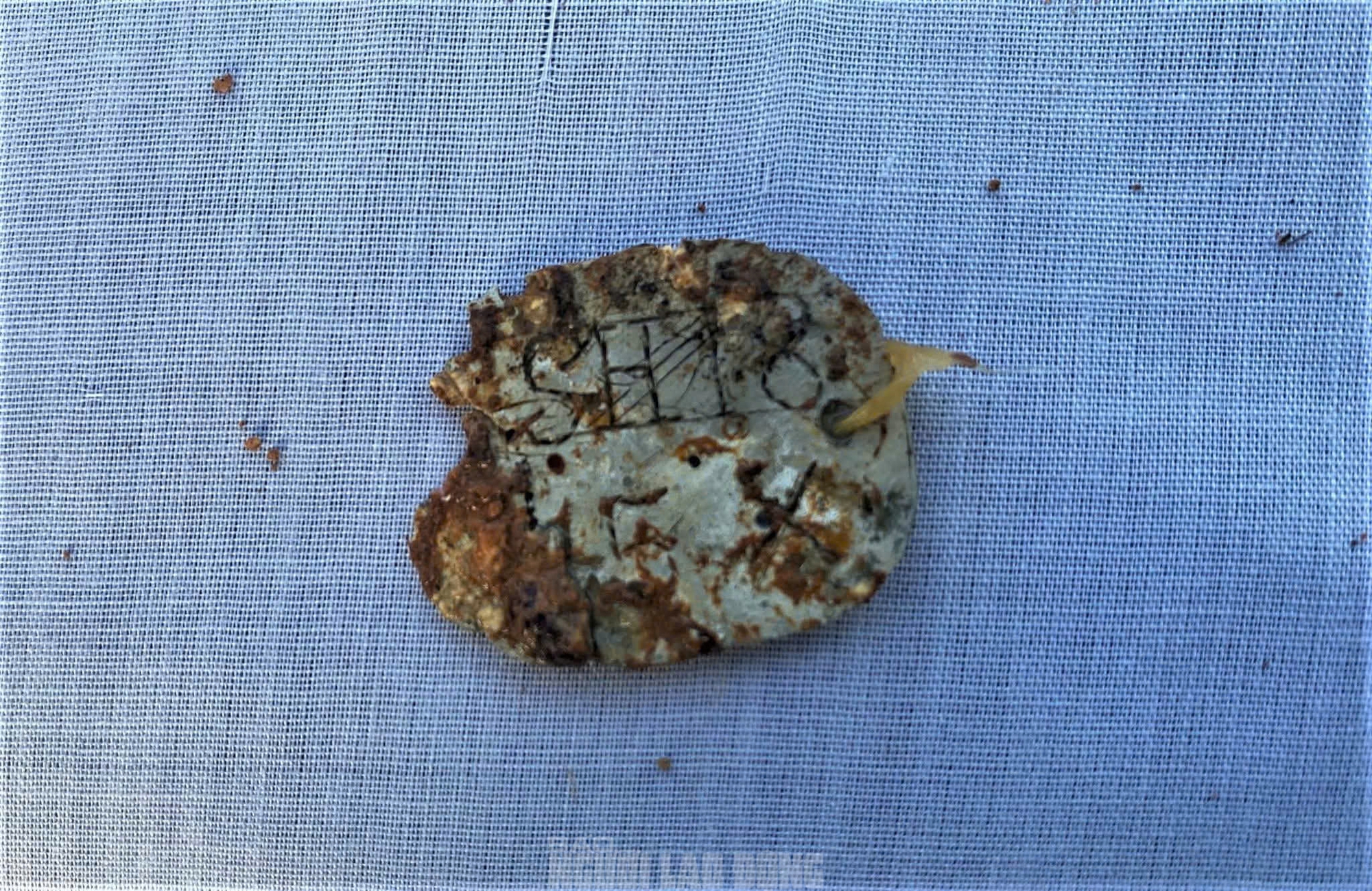 Hình ảnh loạt di vật khắc ký hiệu quan trọng chôn kèm hài cốt liệt sĩ- Ảnh 2.