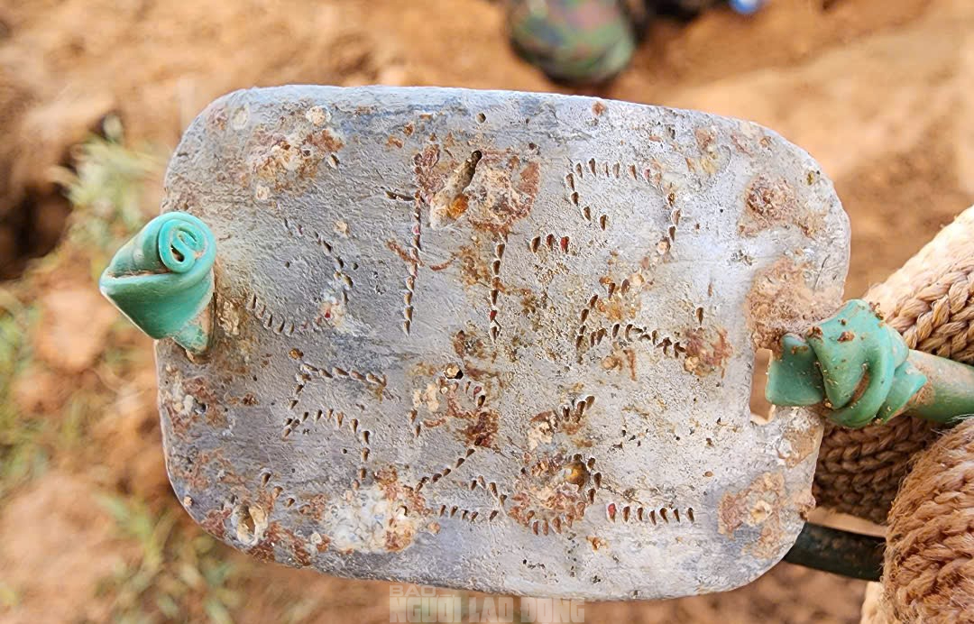 Hình ảnh loạt di vật khắc ký hiệu quan trọng chôn kèm hài cốt liệt sĩ- Ảnh 3.