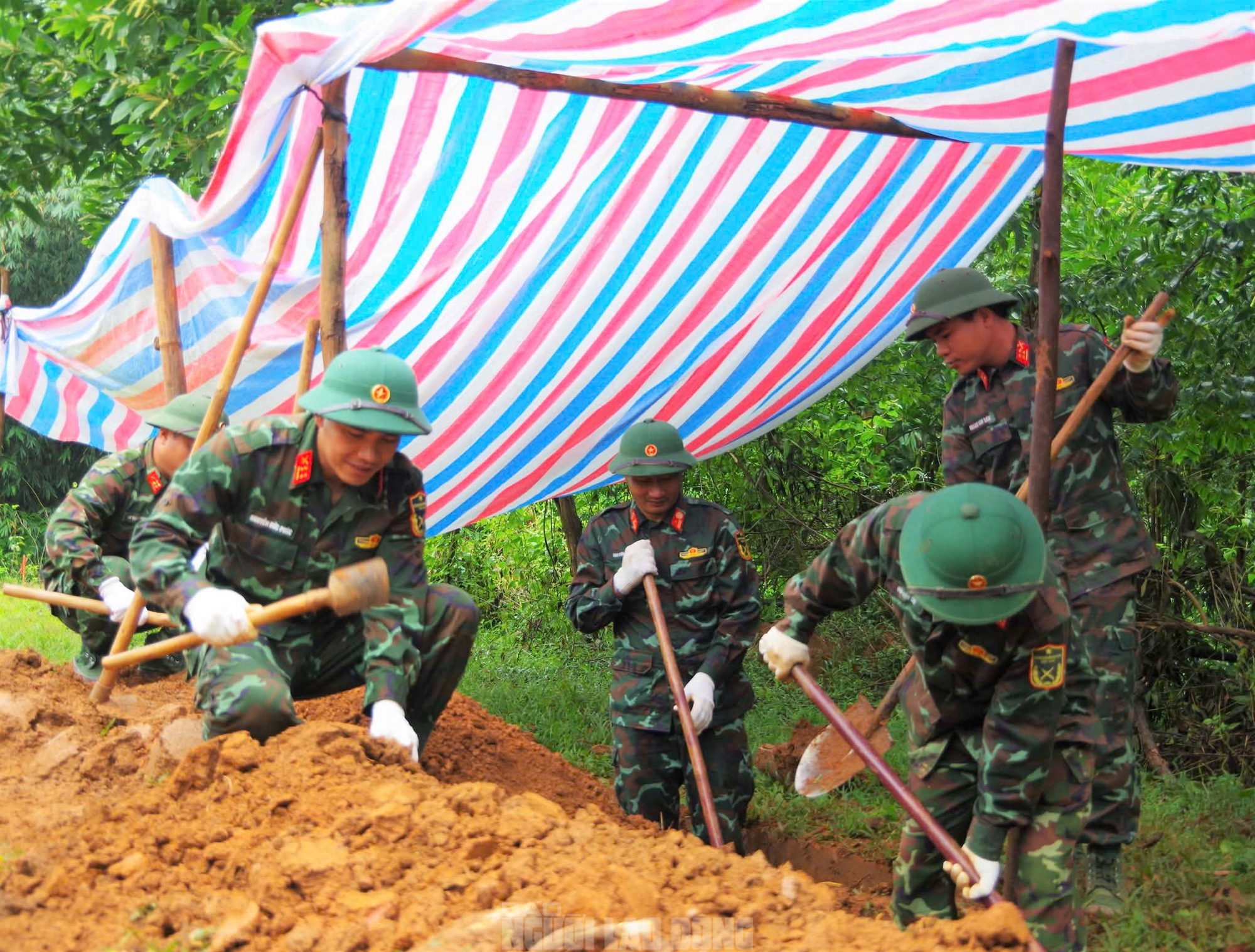 Hình ảnh loạt di vật khắc ký hiệu quan trọng chôn kèm hài cốt liệt sĩ- Ảnh 5.