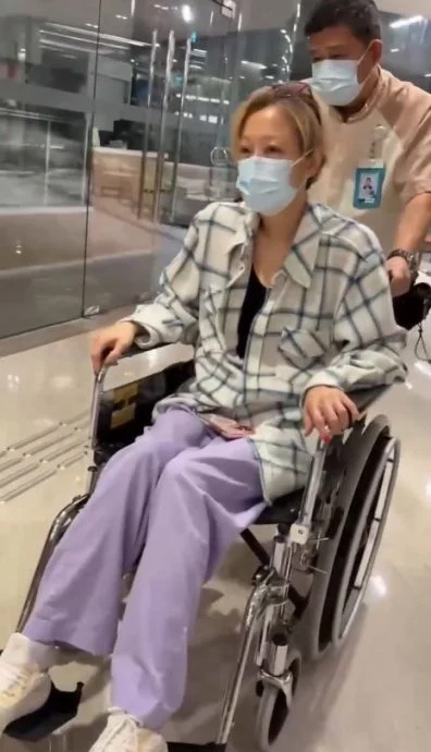 Nữ ca sĩ rách cơ lưng, phải ngồi xe lăn sau khi tập gym- Ảnh 1. Nữ ca sĩ rách cơ lưng, phải ngồi xe lăn sau khi tập gym- Ảnh 1.